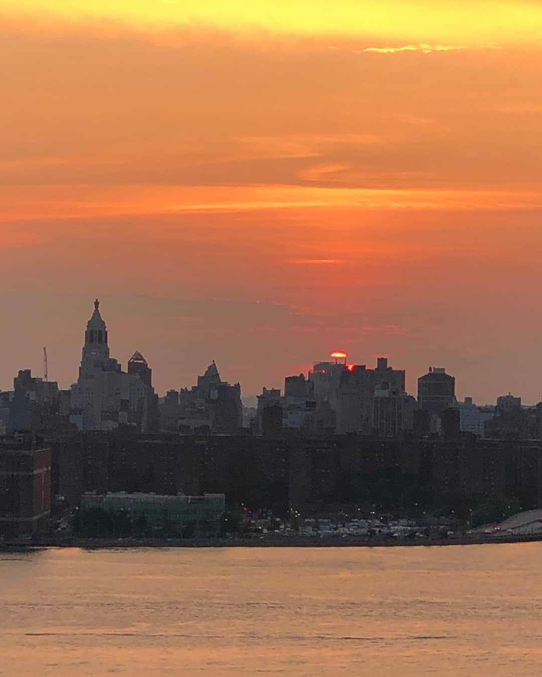 Bloomingdale'sさんのインスタグラム写真 - (Bloomingdale'sInstagram)「File under: epic summer sunsets 😍🌇 . . . . . . #NYCSunset #NYCSkyline #ManhattanView #PrettyCityNewYork #NYCityWorld #NYCViews #ILoveNewYork #Bloomingdales」9月1日 8時00分 - bloomingdales