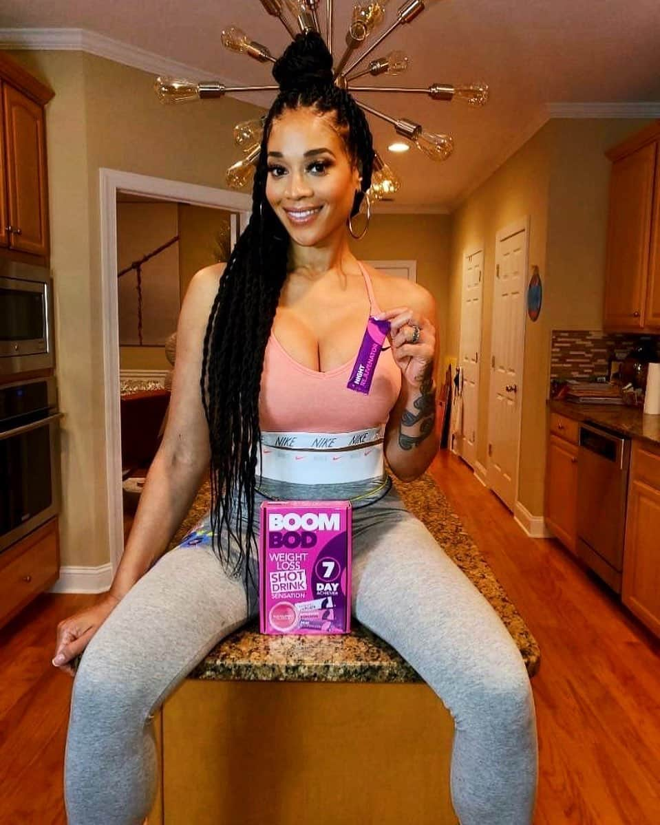 ミミ・ファウストさんのインスタグラム写真 - (ミミ・ファウストInstagram)「BOOMBOD!!!  #ad Summer is almost gone but your chance for a @boombod is still here! Get the @boombod 7 day achiever to kick those cravings to the curb! 3 tasty shots a day is all it takes. Grab yours now while they’re BOGO Free at Boombod.com」9月1日 8時03分 - mimifaust