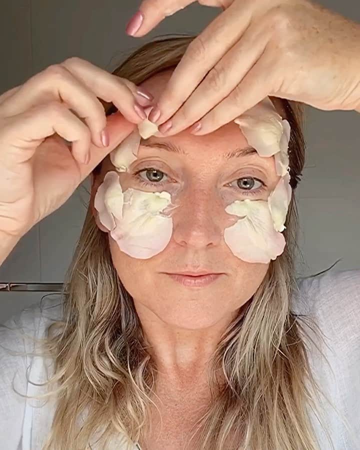JO BAKERのインスタグラム：「P E T A L • P O W E R 🌸 Mood soothing moments.... DIY moisture mask made luxurious and uplifting by adding organic #rosepetals (from mums garden) on top of one of my favorite night creams. I applied #renewingnightcream by  @weleda_usa with its #rosehipseedoil #wildrose infused formula.  Smoothing and calming my skin ~ this skin treat gently softened the appearance of my fine lines with visibly hydrated and bouncy tone!  Go to my stories to see the benefits of #rosepetals when applied on to skin #weledaskin #jobakermakeupartist  #softglow #weledapartner #skincare #makeupartist #flowerpower #moodenhancer #uplifting #fleurs」