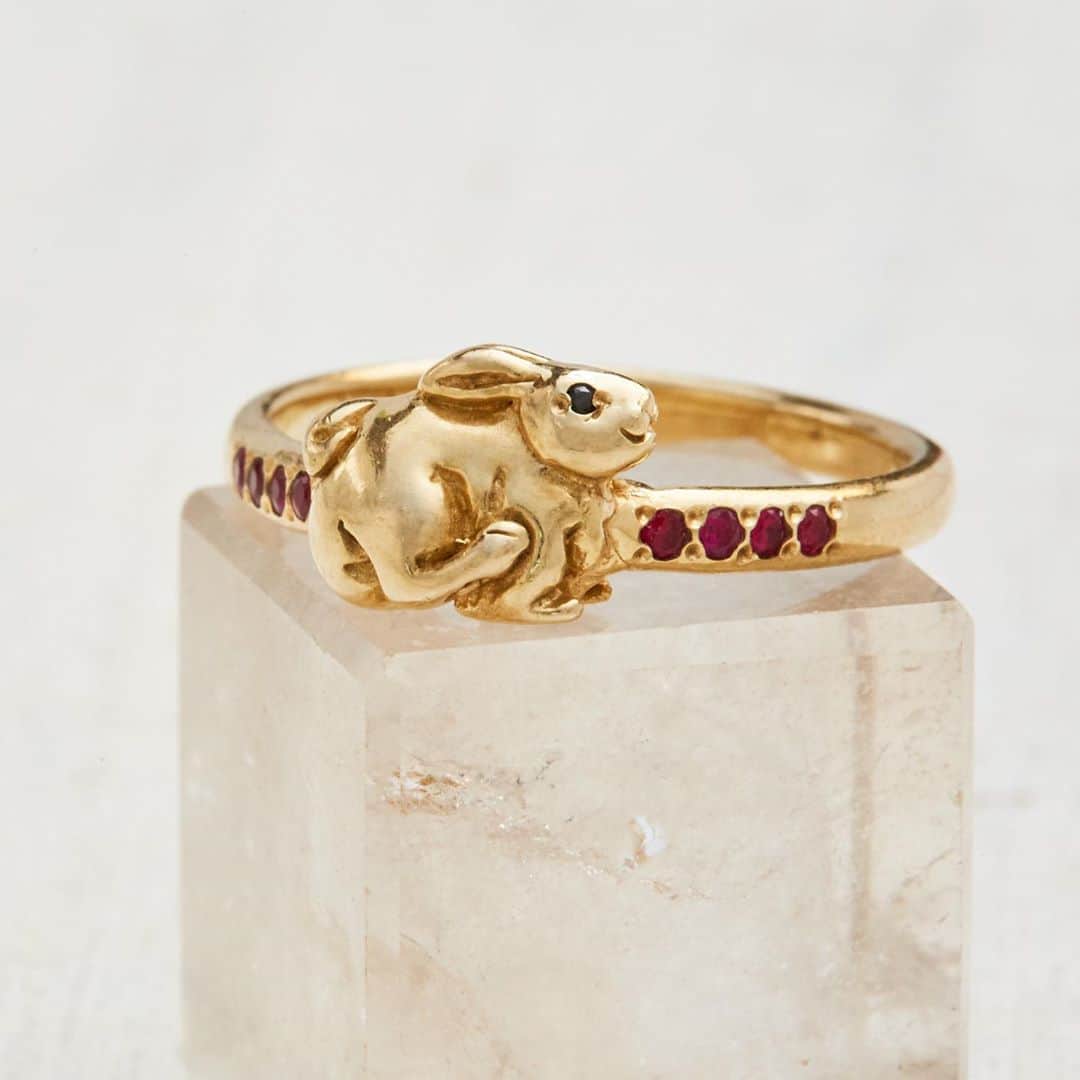 キャサリン ミッシェルさんのインスタグラム写真 - (キャサリン ミッシェルInstagram)「A symbol of abundance, creativity and new beginnings, the bunny rabbit also tells you to use your inner wisdom.The Usagi Ring shown here in ruby and yellow gold. You know you want it 🐰🐰🐰#finejewelry #artist #crafmanship #lapin #bunny #usagi #ring #gold #ruby #dainty #gift #jewelry #jewelrydesigner」9月1日 8時13分 - catherinemichiels