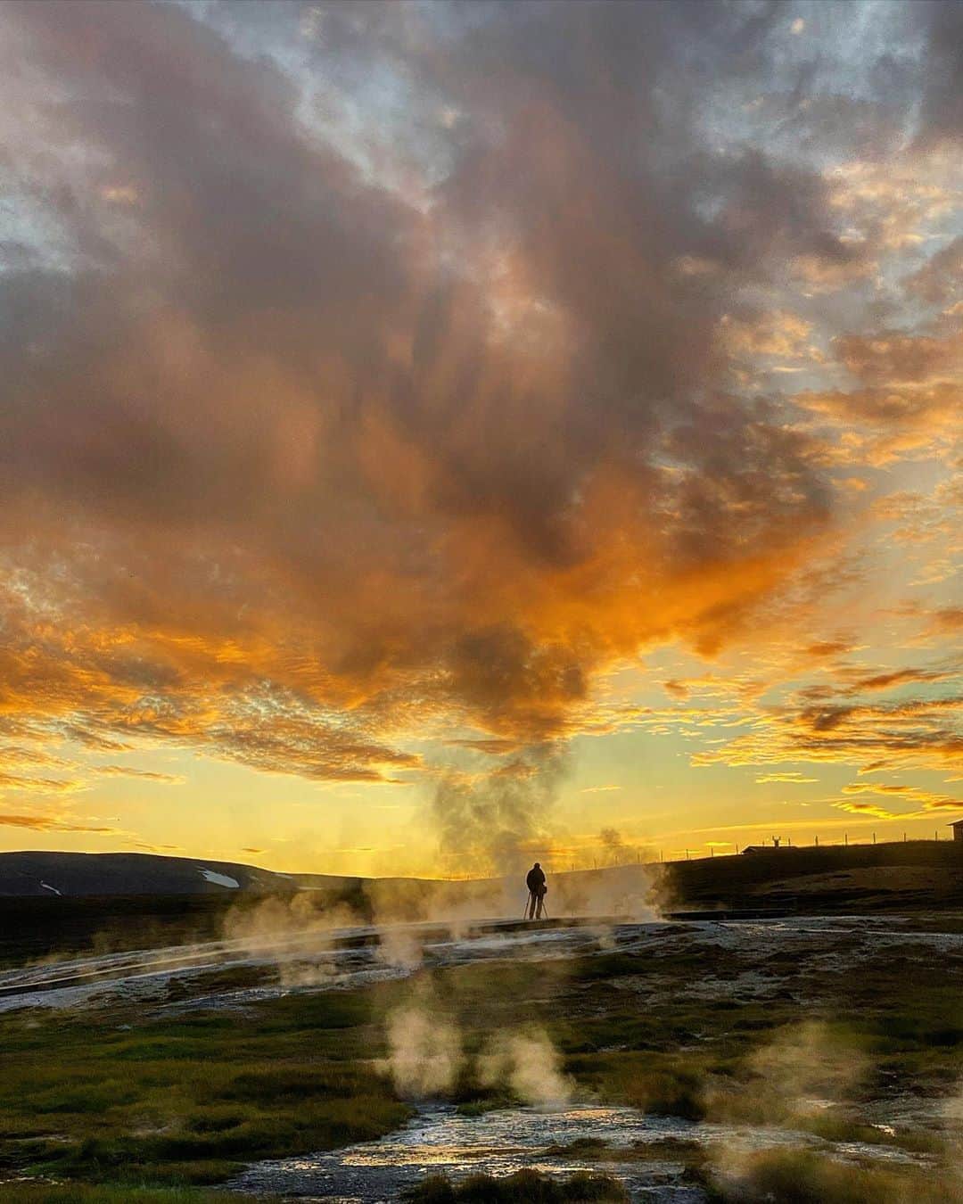 クリス・バーカードのインスタグラム：「I haven’t picked up my proper camera this entire expedition. It’s been a really foreign experience to just use a phone and point & shoot cam to document such an immensely important and personal assignment. But at the end of the day it’s never about the camera or the lens - it’s about how the story is told and to what level of closeness you bring the viewer. That is what this whole bike backing expedition has been about for me. A stripped down experience of connecting with the landscape, its people and history through human effort. Ideally a new way of experiencing a place that I have drawn very close to. It has been 9 days of pure connection with the Icelandic landscape... what more could you ask for.   I have shot this assignment on the @sonyalpha ZV1 point and shoot & @sonyxperia Mobile」
