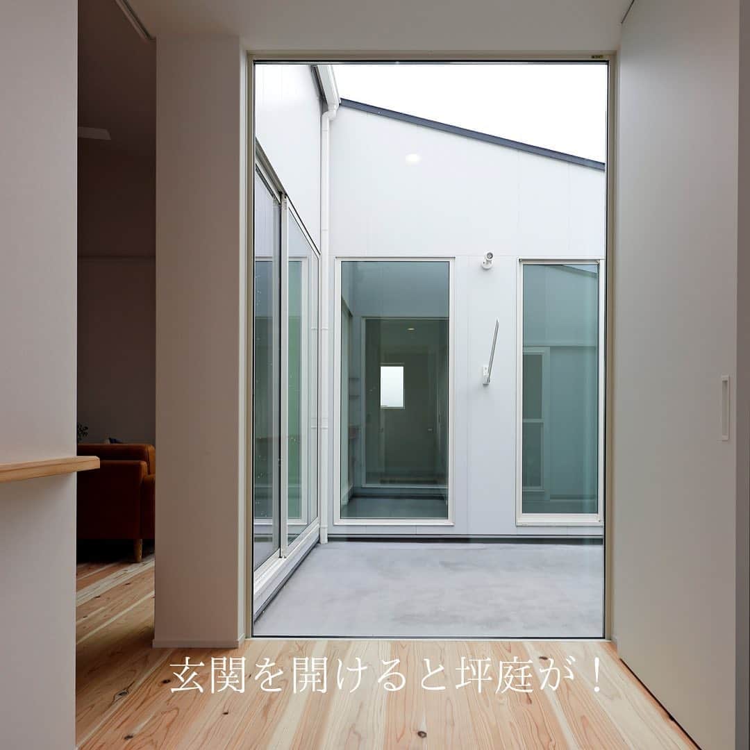Yasuhiro Arimuraさんのインスタグラム写真 - (Yasuhiro ArimuraInstagram)「玄関を入ると広がる坪庭。fix窓から差し込む光が玄関を明るくしてくれるにはもちろんのこと、奥行きの広がりがあるので玄関自体が広く感じるからあら不思議。シューズクロークから坪庭に直接出入り出来るので、動線もバッチリです👌  ---------------------------------------------------- more photos... 👉 @yasuhiro.arimura ----------------------------------------------------   #sumais  #注文住宅  #家づくり #マイホーム  #マイホーム計画 #木の家 #霧島市隼人町 #住まい #新築 #シンプルノート  #鹿児島 #霧島市 #工務店  #工務店がつくる家  #工務店だからつくれる家  #リビング  #間取り  #自然素材 #デザイン  #暮らし #暮らしを楽しむ #シンプルな暮らし #丁寧な暮らし #平屋  #平屋暮らし #田舎暮らし #坪庭  #instahouse」9月1日 8時20分 - yasuhiro.arimura