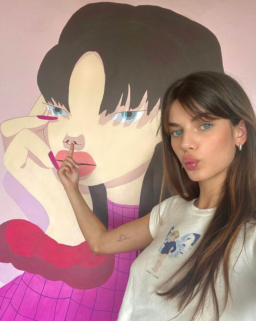 ソニア・ベン・アンマーのインスタグラム：「Quality time with myself 💖 art by @benisright」