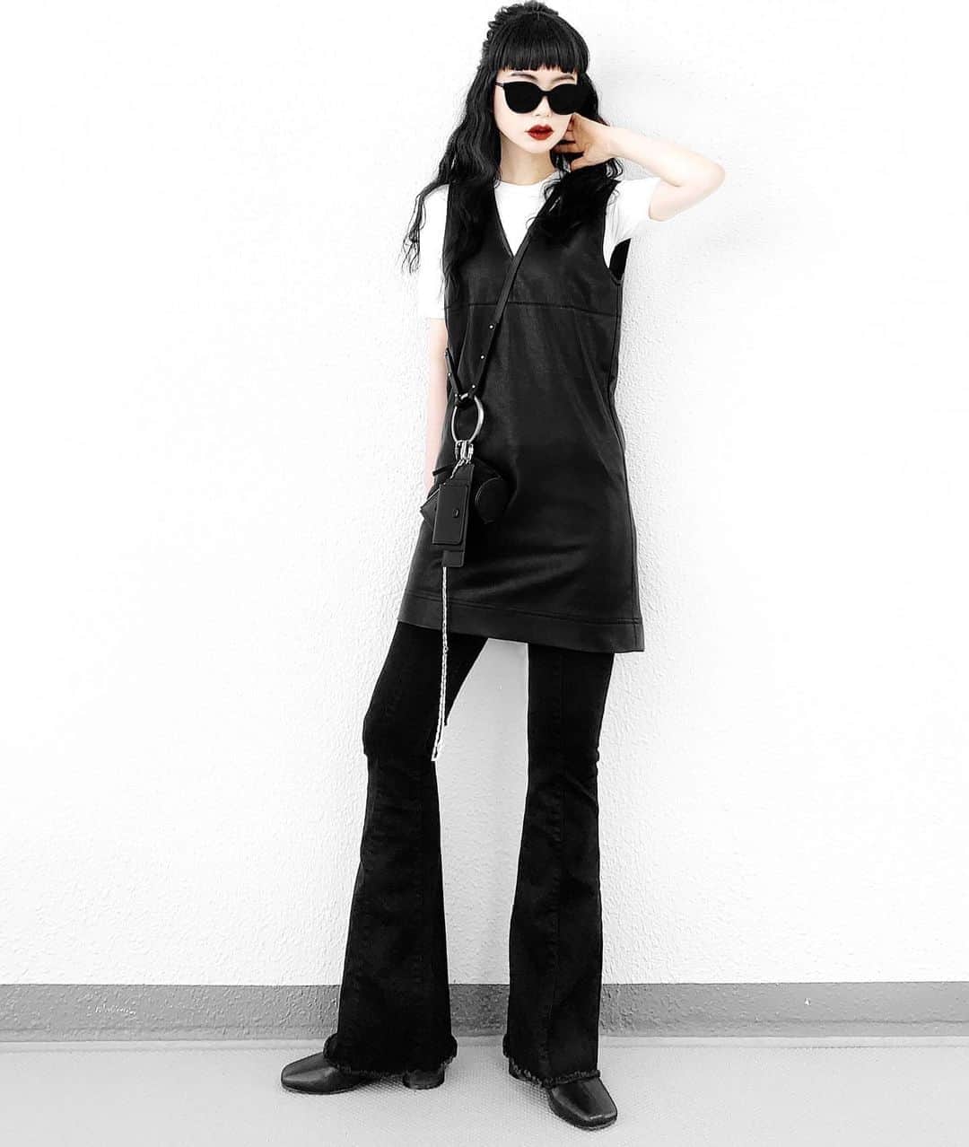 lve_xxxxのインスタグラム：「.﻿ .﻿ 9月始まりの本日はﾚｻﾞｰ！﻿ ﻿ ﾜﾝﾋﾟは @emoda_official の﻿ ﾌｪｲｸﾚｻﾞｰﾎﾞｯｸｽﾜﾝﾋﾟｰｽ 🖤﻿ ﻿ ﾎﾞｯｸｽｼﾙｴｯﾄﾜﾝﾋﾟ﻿ Vﾈｯｸとﾐﾆ丈ﾊﾞﾗﾝｽがかわええ。﻿ ﻿ ﾛﾝｸﾞﾌﾞｰﾂやﾆｰﾊｲとかと合わせたら﻿ かわええﾔﾂ☝️✧﻿ ﻿ わたしはﾜﾝﾋﾟとしては﻿ 脚出し厳しさ🙅‍♀️🆖なもんで(苦笑)﻿ ﾌﾚｱﾊﾟﾝﾂと合わせてます！﻿ ﻿ ﾜﾝﾋﾟとしてもﾚｲﾔｰﾄﾞしたりしても﻿ 着られるので雰囲気変わって良き🙆‍♀️﻿ ﻿ はよ、これにｼﾞｬｹｯﾄとか﻿ 羽織りたいー！(妄想広がる🤔)﻿ ﻿ ﻿ ｺｰﾃﾞｱｲﾃﾑ詳細は﻿ WEARをご覧くださいませ。﻿ ﻿ WEAR ： lvexxxx ﻿ 💻 https://wear.jp/sp/lvexxxx/﻿ ﻿ －－－－－－－－－－－－－－－－－－﻿ ﻿ 📢ｺﾒﾝﾄ頂ける際は、﻿ 最新投稿にお願い致します。﻿ ﻿ 過去投稿に頂いた際、気がつかない事もあり﻿ お返事致しかねる場合が御座います🙇‍♀ ️﻿ ﻿ ﻿」