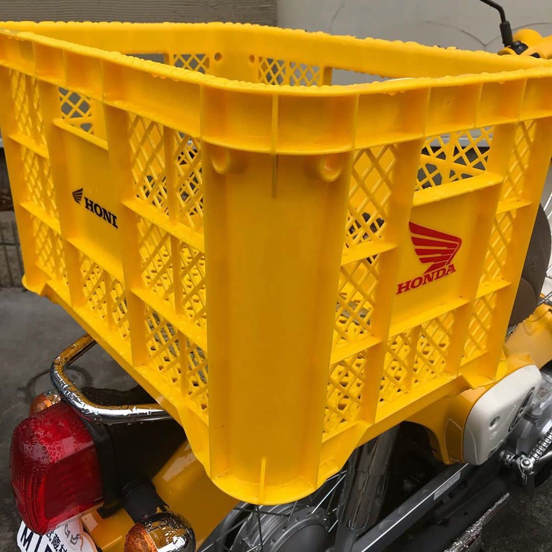 小森高博のインスタグラム：「やっぱりスーパーカブの荷台には野菜カゴがイイよなー！って事で装着。ホンダ純正（嘘） #AA09 #スーパーカブ50」