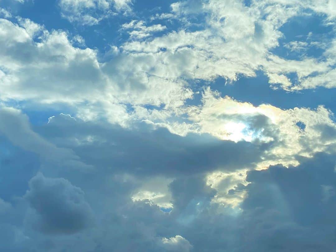 大須賀あみさんのインスタグラム写真 - (大須賀あみInstagram)「おはよー！ございます！﻿ ﻿ 今日は雲行きがあやしいので﻿ 一応折り畳み傘持っていく☺︎﻿ みんなも良かったら！笑﻿ ﻿ #綺麗な空 #千葉の絶景 #スナイデルワンピース #snidelワンピース #黒コーデ」9月1日 8時34分 - osugaami_official