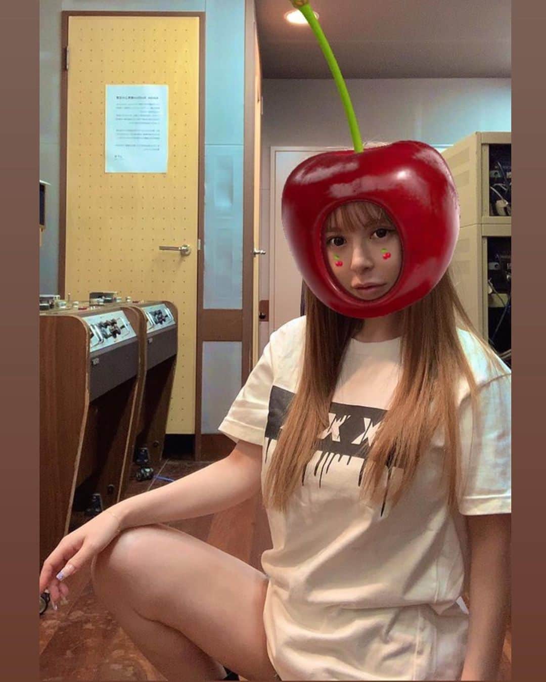 のインスタグラム：「おはサクランボ🍒✌️ #さくらんぼの種は2つ食べると死に至るらしい」