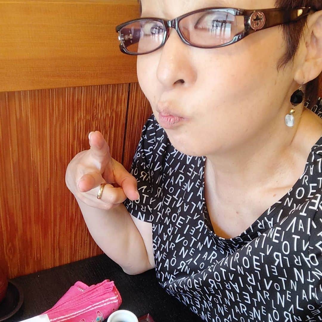のインスタグラム：「お蕎麦好きの友達夫妻👫  誘われてサクッと電車でGo🚃 初めて行った小さな町  小さな蕎麦屋さん、夫倡婦随❤️寡黙なご主人、愛嬌の女将さん  手打ち蕎麦😍旨いウマイ～、引っ切り無しにお客様来るぅ  天婦羅は家庭の味みたいな感じ、気取ってないやつ😋  なーんと天せいろ1050円👀お安くて悪くなっちゃった  #菊田あや子 #グルメリポーター #テレビリポーター #町の蕎麦屋 #夫倡婦随 #天婦羅せいろそば  #手打ち蕎麦 #細い手打ち蕎麦 #蕎麦好きの夫婦 #九品仏 #人気の蕎麦屋 #グルメロケ #推薦したい店 #うまい蕎麦  #夏の終わりに #初めての商店街 #今日から9月 #写真サイズ #寄り過ぎの画角 #ママのTシャツ着てみた」