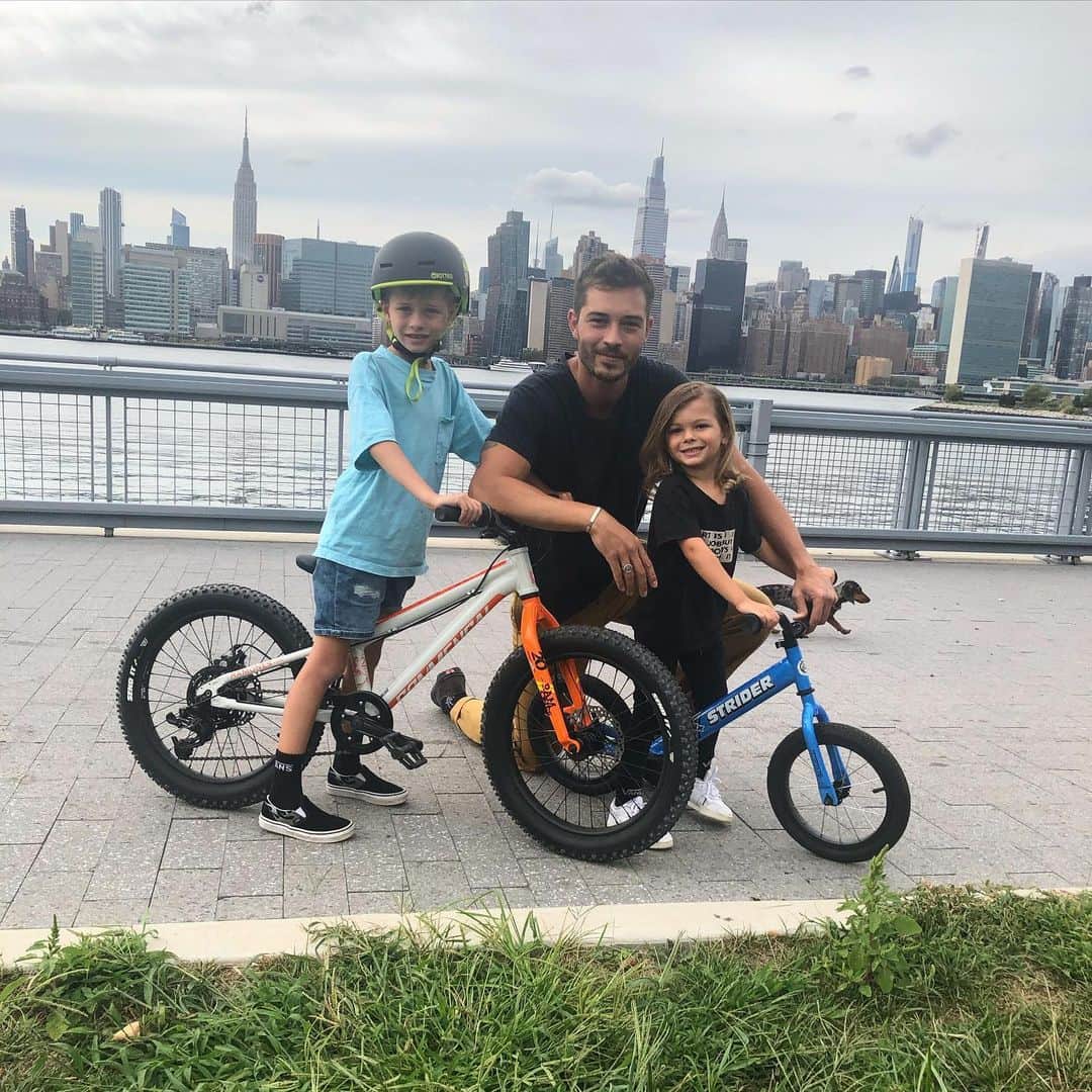 のインスタグラム：「I’m very excited to share that I’m volunteering as an Ambassador for @AllKidsBike.  As a child, learning how to ride a bike taught me confidence, determination, and independence. It was one of the very first big accomplishments in my life, and I can recall the pride and joy of that moment to this day. As a teenager, riding a bike also became a transportation tool as I used it for commuting to and back from school. Nowadays, I realize that the relationship I’ve built with riding a bicycle has been grounded within my best childhood memories, and teenage years. I can now see that the value of learning how to ride a bike goes beyond the action itself, especially in today’s world where bikes have to compete against so many technological distractions kids have around them.  @AllKidsBike has the mission to teach every child in America how to ride a bike in Kindergarten PE class. Together with @striderbikes they provide bikes, helmets, and curriculum to organizations and schools that wish to teach children to ride.  Follow @AllKidsBike for examples and ways to give every child a life skill they will never forget. You can find all the information on AllKidsBike.org  #allkidsbike  #learntoride #keepitfun #allkidsbikeambassador #akbvolunteer」