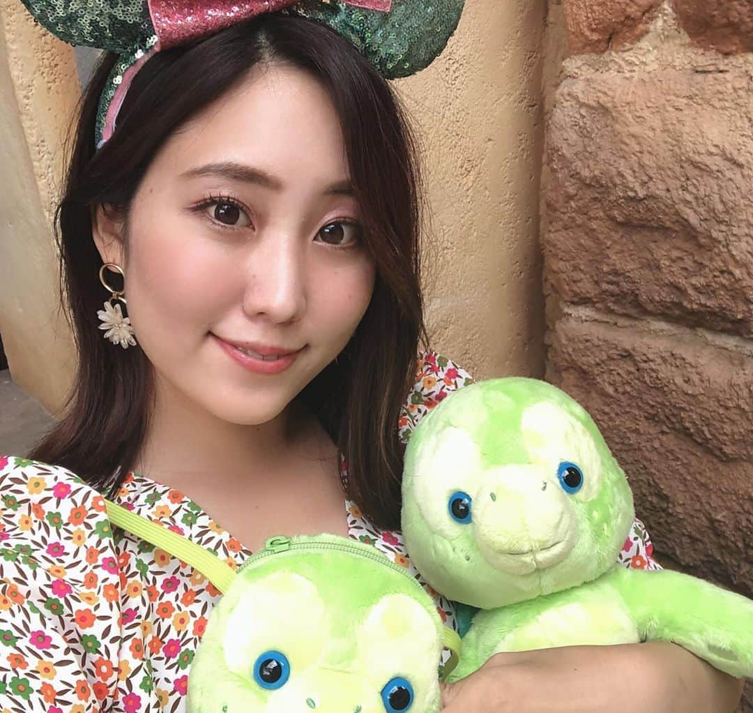 ルナさんのインスタグラム写真 - (ルナInstagram)「🐢✨🐢✨🐢✨🐢✨🐢﻿ ﻿ オルくん♥️♥️﻿ 先日シーに行った時初めて﻿ オルくんも連れて行ったよ🙏﻿ アラビアンコーストのこのあたり﻿ の雰囲気すごく好き❣️﻿ ﻿ アウラニにも一回は行ってみたい🤔🌺﻿ 早く旅行できるようになるといいな✈️﻿ ﻿ ﻿ ﻿ #るなディズニー﻿ ﻿ ＊﻿ ＊﻿ ＊﻿ ﻿ #オルメル #オルメルグッズ #オルくん  #オルくんグッズ #ディズニーグッズ  #東京ディズニーシー #ダッフィーフレンズ  #ディズニーシー  #アウラニディズニー #ディズニーバウンド #オルメルバウンド #オルメルぬいぐるみ #オルメルコーデ #chicwish #chicwishjapan #niceclaup #aulanidisney #aulani #aulanidisneyresort  #olumel #disneyheadband #disneygoods  #tokyodisneysea #disneysea #duffyandfriends #東京迪士尼  #東京海洋迪士尼  #奧樂米拉 #奧乐米拉」9月1日 8時47分 - runakumaa