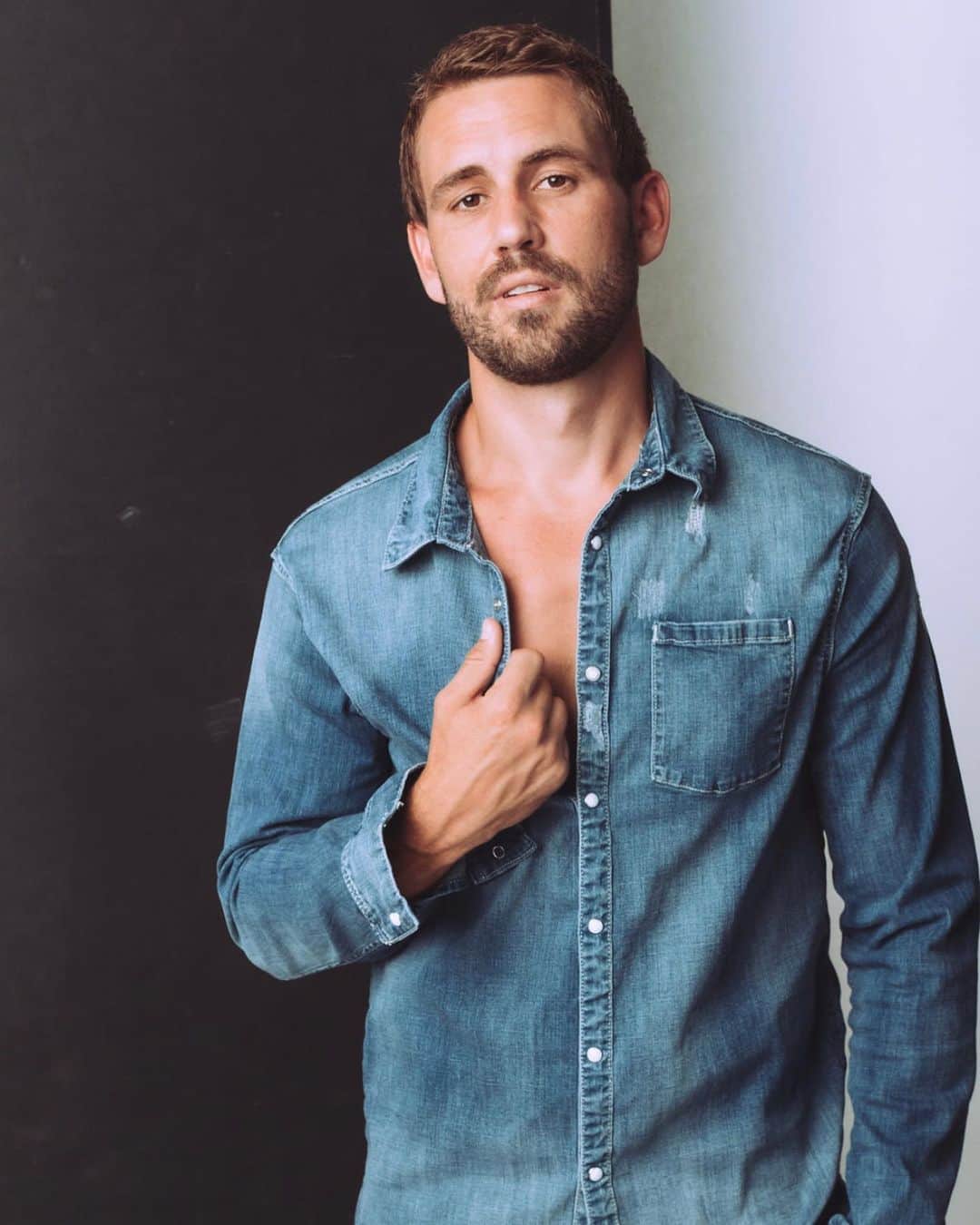 ニック・ビオールのインスタグラム：「It was a hell of a journey and 4 seasons that changed my life... i reflect back on the whole experience, this 1st pic I took vs today and I’m reminded that good things come to those who wait... also the importance of a haircut, bad flannels, and a tan.」