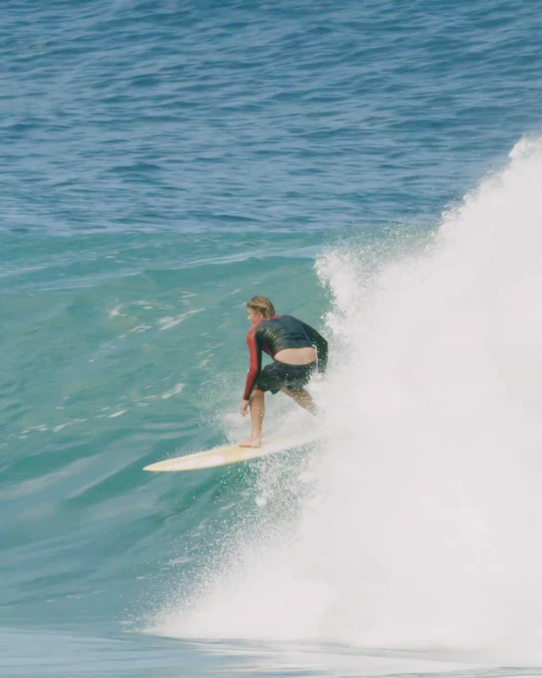 ボルコムのインスタグラム：「The time has come! The Electric Acid Surfboard Test starring Noa Deane is finally online for FREE! Head on over to @stab now! @ilovetables #TrueToThis」