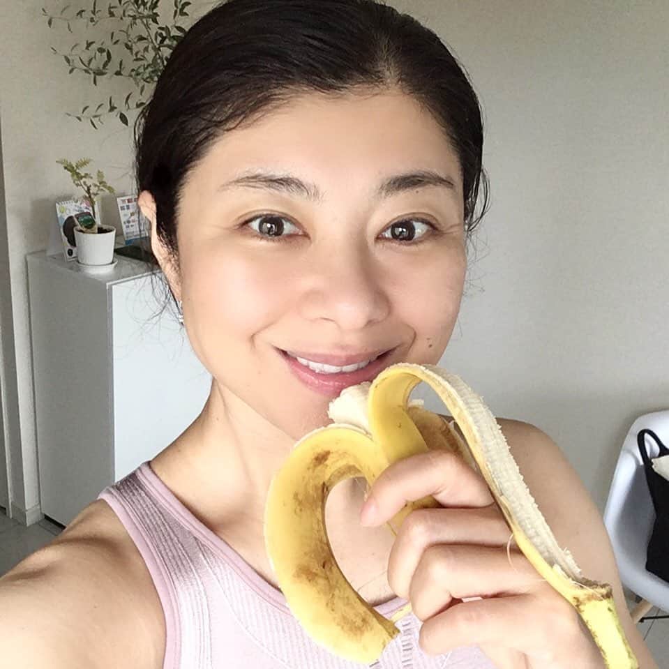 間々田佳子のインスタグラム：「今朝は顔がむくんでる…💦 仕事の前に 自分のトレーニングから  #1日一本バナナ #セロトニン活性 #間々田佳子 #表情筋研究家  今朝のプチトレ #ピラティス #パンチ3×3」