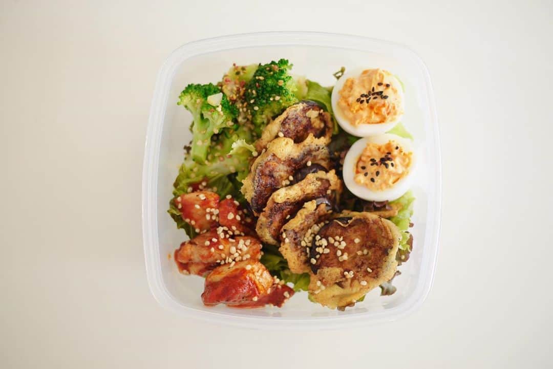 Risako Yamamotoさんのインスタグラム写真 - (Risako YamamotoInstagram)「サラダお弁当備忘録✍🏽 ・ DAY1. スタメンのブロッコリーはささみとクリームチーズのサラダに🥦 アボカドとトマトはシンプルな味付けに🍅🥑🥄 余っていた長芋はこんがり焼きました🙂 ・ ・ DAY2. 常備菜のマカロニサラダ。マカロニはお気に入りでずっとリピートしているキヌアパスタです🇺🇸 ささみとキャベツの千切りはごま油、塩昆布、お酢で味付け♡ ブロッコリーはいつもの塩レモンです🍋🥦 ・ ・ DAY3. お茄子はチーズでこんがり焼きました🍆🧀 鶏もも肉はトマトソースで味付け🍅 何だかイタリアンな気分のサラダに🇮🇹☺️ 最後のトッピングはクリスピーキヌアです👌🏽 ・ #お弁当 #salad #サラダ #サラダランチ #slohasholic #bpafree  #bpaフリー #sistema #sistemaplastics #healthylifestyle #わっちのサラダ  #wacchiskitchen」9月1日 8時57分 - risako_yamamoto