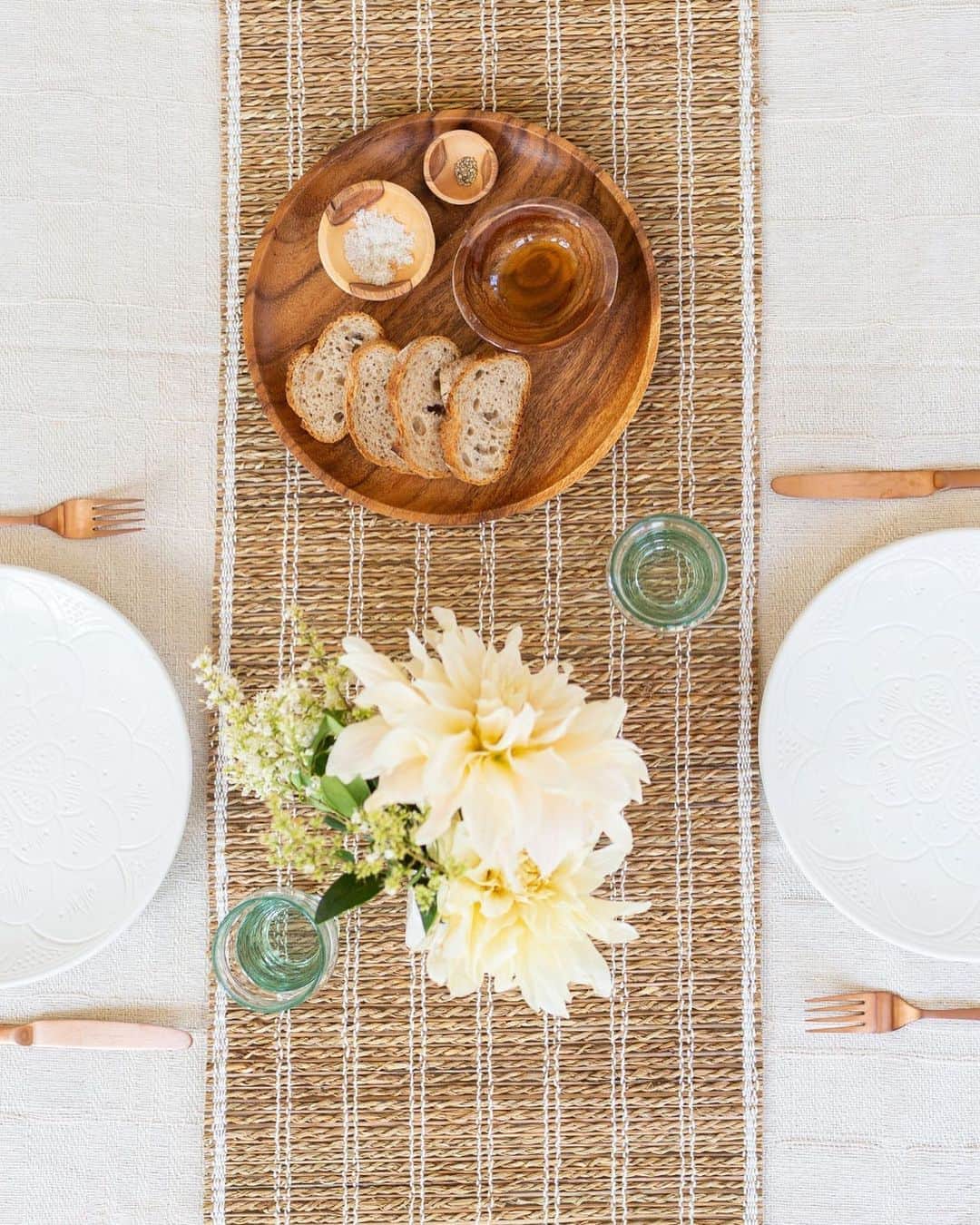 The Little Marketさんのインスタグラム写真 - (The Little MarketInstagram)「Something as simple as a beautiful table runner can transform your entire dining room décor. Ours is carefully crafted by artisans in India using banana bark and cotton. Tap to shop.」9月1日 9時07分 - thelittlemarket