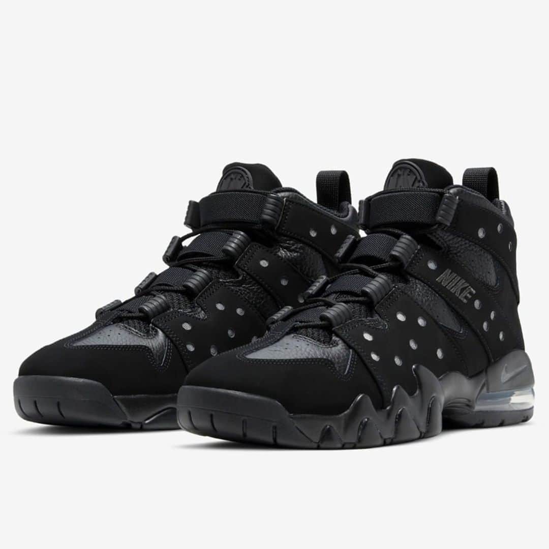 Sneaker Newsさんのインスタグラム写真 - (Sneaker NewsInstagram)「Looks like the Triple Black colorway of Charles Barkley's Nike Air Max2 CB '94 is coming back as part of model's comeback! Hit the link in our bio for more details.」9月1日 9時01分 - sneakernews