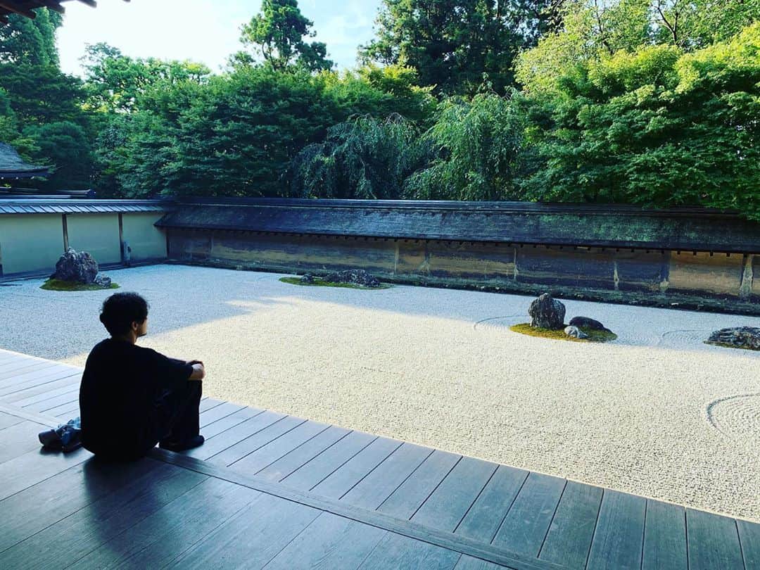 鈴木啓太さんのインスタグラム写真 - (鈴木啓太Instagram)「THE KYOTO ・ 臨済宗妙心寺退蔵院・松山大耕さんがアテンドする「京都の伝統文化」。 能、日本料理、座禅。 これからの生き方を語り合いながら、様々なことを学ばせていただきました。 ・ 自分と向き合うことは、とても大切なこと。 わかっていてもなかなか時間が取れず、慌ただしく過ごす日々に流されてしまってたことに気づきました。 ・ 情報も次から次に流れてきますが、その情報に溺れることなく「小さなところから丁寧に」を大切にしていきます。 ・ #kyoto #京都 #龍安寺 #石庭」9月1日 9時04分 - keita.suzuki.official