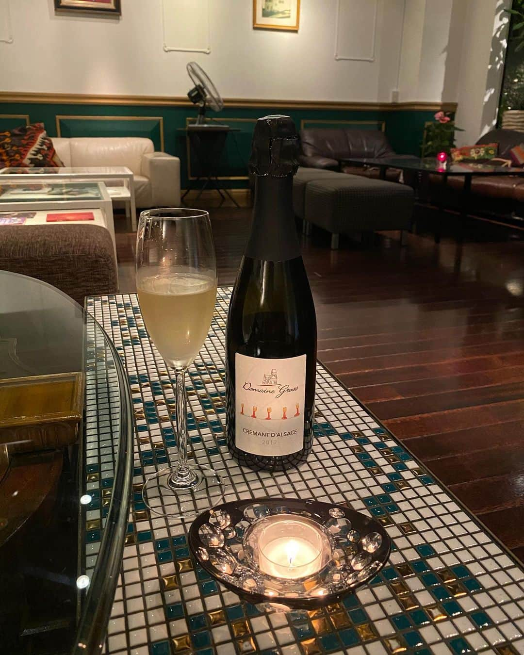 YUKI TAKESHIMAさんのインスタグラム写真 - (YUKI TAKESHIMAInstagram)「Re-openのローディで8月最後の夜 サリーちゃんと過ごす🥂 オーナーの谷さんとソムリエのヨネちゃんお二人でやりくりされてるワインバー🍷 定番の鯖のトロっとした燻製は絶対お勧め👍 広い店内のエントランスはオープンになっていて昨夜は涼しくて風が気持ちいい 奥にはゆったりしたソファーで ソーシャルディスタンス完璧✨  今宵は、サリーちゃんから溢れる輝かしい未来図に乾杯🥂⚡️🌹 @salysuzuki   @lodshibuya  #ローディ  #reopen #渋谷ワインバー #ソーシャルディスタンス完璧 #ソムリエがいるワインバー #応援したいお店」9月1日 9時10分 - yukimake