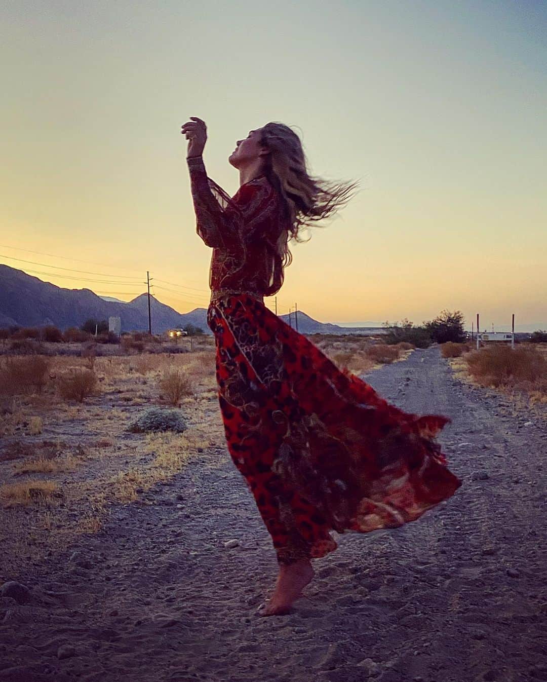 アシュリー・ハートのインスタグラム：「Desert dancing at sunset, in honor of burning man week. One of my favorite Principles of the Burn is ‘Immediacy’(Immediate experience, description below) something I’ll be feeling into deeply this week. Like meditation, we aim to bring that transcendent state into our eyes open state, more n more.. as it is with burning man, life slowing can become more n more like the freedom, self expressive, collaborative, incredible environment of the Burn. Let’s be in reverence of this, this week, remembering we can bring what we love most about burning man, to life.   ‘Immediate experience is, in many ways, the most important touchstone of value in our culture. We seek to overcome barriers that stand between us and a recognition of our inner selves, the reality of those around us, participation in society, and contact with a natural world exceeding human powers. No idea can substitute for this experience’ BM  📷 @adamtriarchy  💃 @camillawithlove」