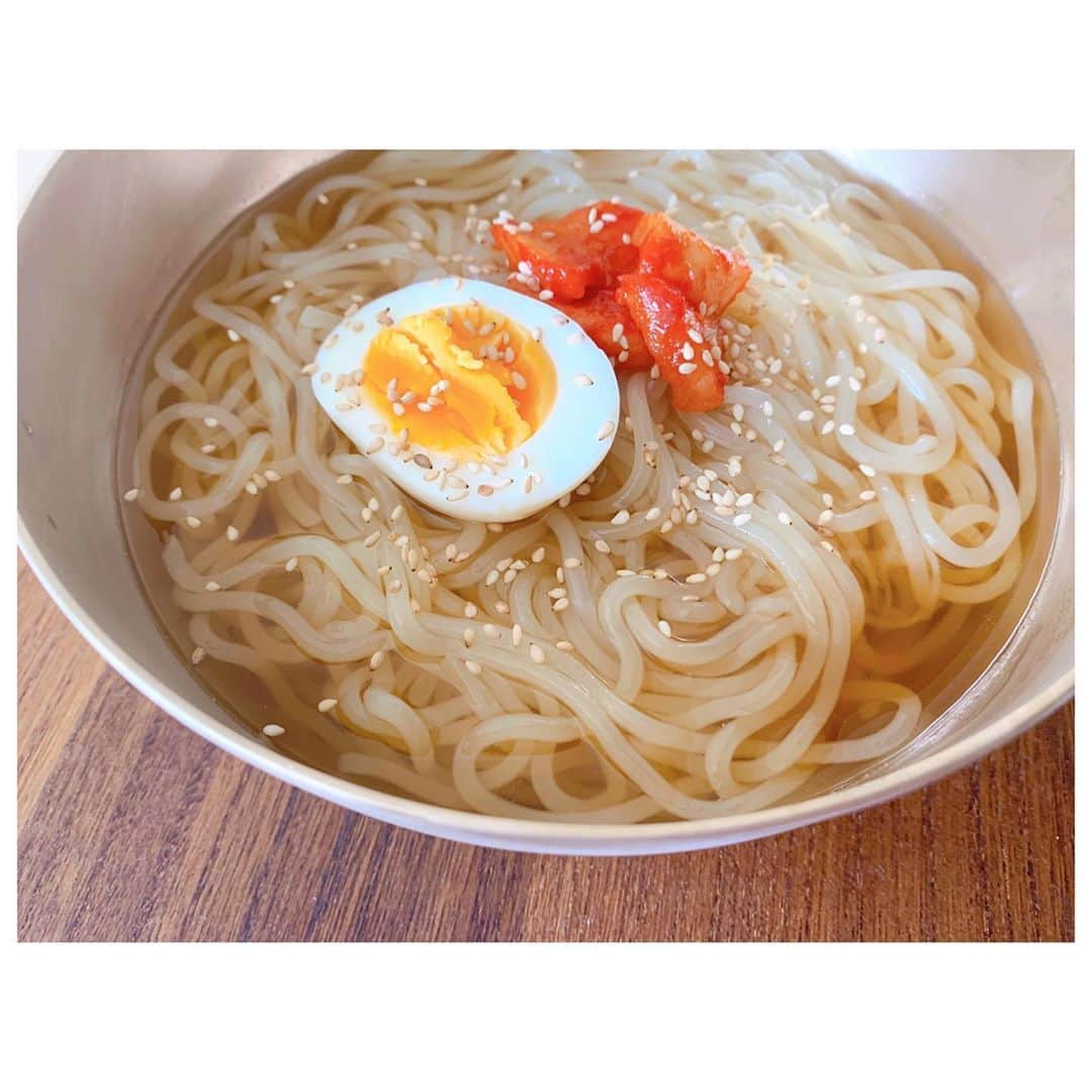 のインスタグラム：「冷麺嫌いだった私がお取り寄せしちゃうくらい美味しい盛岡"髭"の冷麺。 とにかくおつゆが美味しいの！！ 酸味が苦手がゆえに苦手だったのだけど、ここのは酸っぱくなくておつゆも全部飲めちゃう。 ２人分入ったセットの中にはキムチ、酢、おつゆ、ごま、麺がはいっているので卵さえ用意すればすぐ食べれちゃいます。 ちなみにここの厚切りタンも絶品なんだよー。 あー盛岡行きたいなー。 冷麺好きな方も苦手な方もぜひお試しあれ👐 #yum #yummy #盛岡冷麺 #焼肉冷麺髭」
