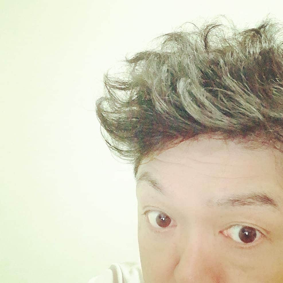 松本隆博のインスタグラム：「。 みなおは～ 今日もそこそこ髪型 爆発💥でいきまっしょい‼️ (✷‿✷) ‥ほんといつまで灼熱なの？ って感じだけど、皆さんも 熱中症対策しつつ今日も乗り 超えましょーね( ꈍᴗꈍ)  〜人生遊歩道〜」