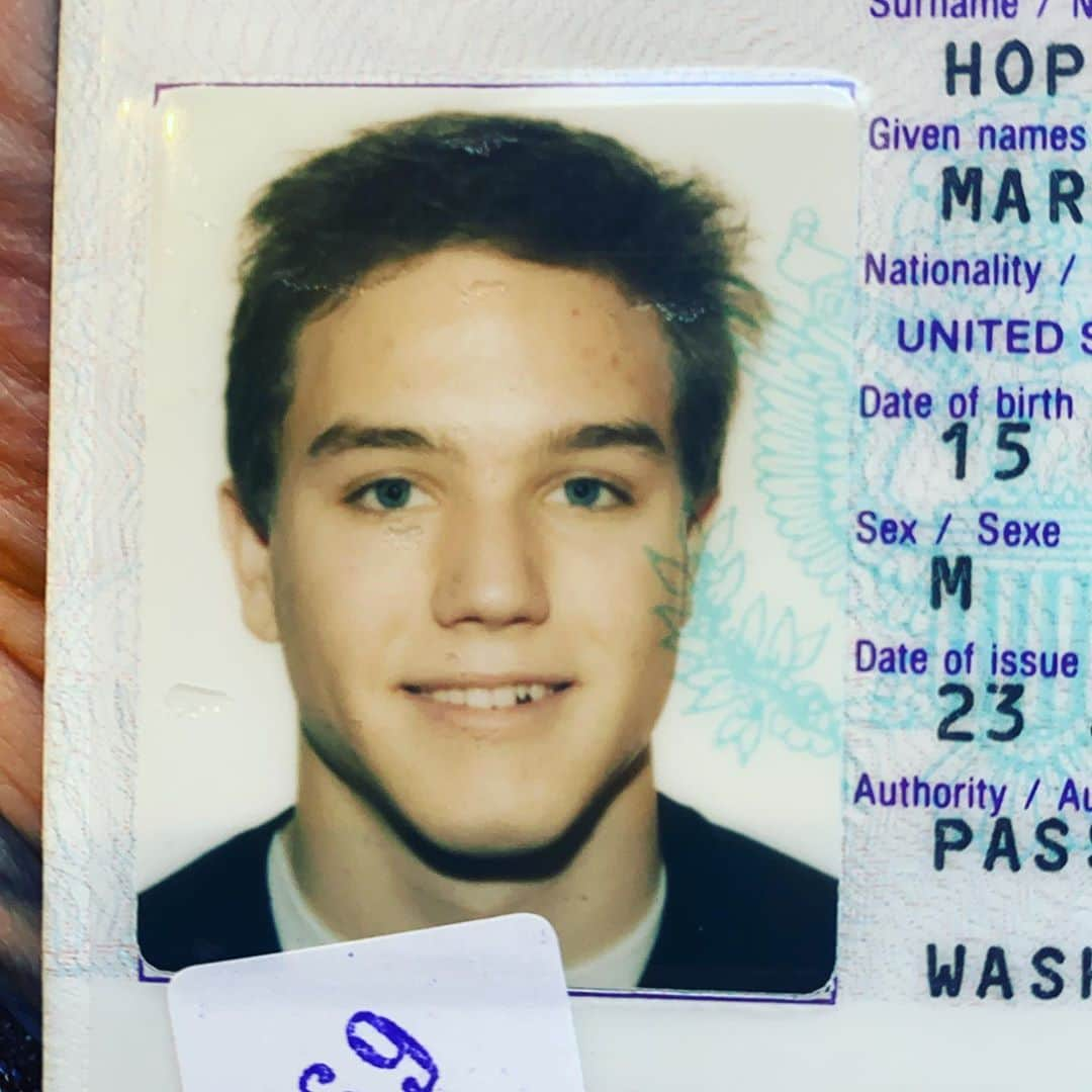 マーク・ホッパスさんのインスタグラム写真 - (マーク・ホッパスInstagram)「Passport photo circa 1988.  Edit: to answer your questions, my tooth grew in at a 45° angle and stopped right there. Dentist built a fake tooth around it and it’s been like that ever since.」9月1日 9時31分 - markhoppus