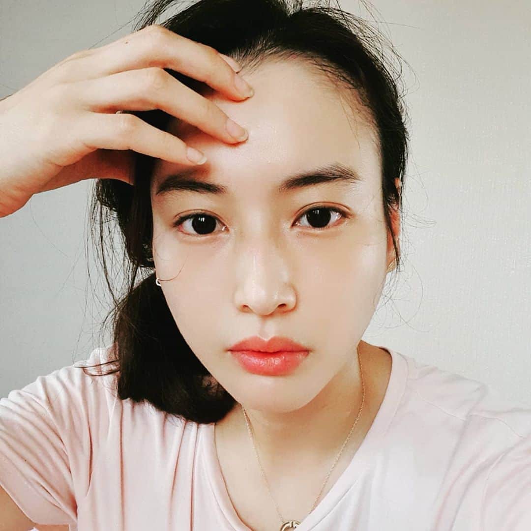 チョン・ダへのインスタグラム：「하아.... 온라인 수업.... 왜 나만 세수도 몬하고 땀 뻘뻘  종종 거리고 있는가...  등교와 동시에 하교 하고싶다.  이와중에 프린트 받으러 학교에 가야함 😱 분신술을 배워야 할 듯 🧍‍♀️🧍‍♀️  인스타 주노필터에 박수를👏👏👏 지금 내 모습 like추노  #딸래in제주 #제주생활 #온라인수업 #엄마잡는수업 #코로나꺼져👊 #험해진다 #너덜너덜 #낡아가는중」