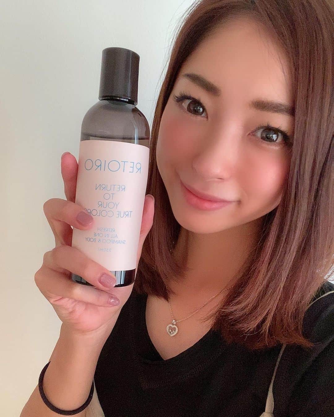 RIKAさんのインスタグラム写真 - (RIKAInstagram)「. 最近使い始めたリトイロのシャンプー❤️ @retoiro_official  . なんとシャンプー、コンディショナー、ボディソープがこの一本で済むんです😊✨ ズボラな私にピッタリ💕💕 . すごく便利だけどちゃんと髪もサラサラにまとまるし天然由来成分99%配合なので赤ちゃんにも使えるんだって😸⭐️ . ゴルフした後は1秒でも早く帰りたい派の私にも、忙しいママさんパパさんにもスーパー時短アイテムですね❣️❣️ . 香りもいいのでしばらく使ってみます☺️✨ . . . #retoiro#リトイロ#シャンプー#美容#美容グッズ」9月1日 9時43分 - rinrikagolf