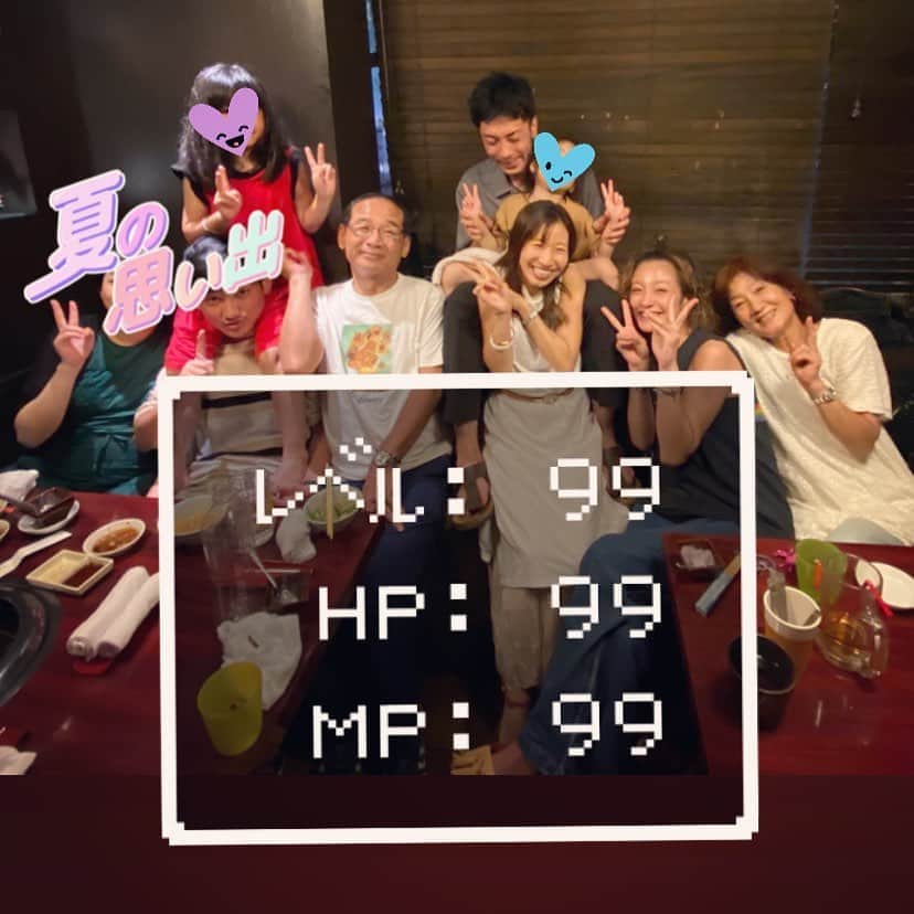 のインスタグラム：「#幹のようなジジ #葉のようなババ #雨のようなお兄 #風のような弟 #虹がかかって #花が咲く #そこに来てくれた蝶々ーズ  それ眺めて幸せ感じる我、奔放屋。 焼肉よりお酒のオーダーがやかましくて笑っちゃう。  めでたいことよりくだらないことが勝っちゃう人達。  店長ありがとふ。 🤣😂🤣  #9月のはじまり #よーいどん #🏁  ぐんもです。」