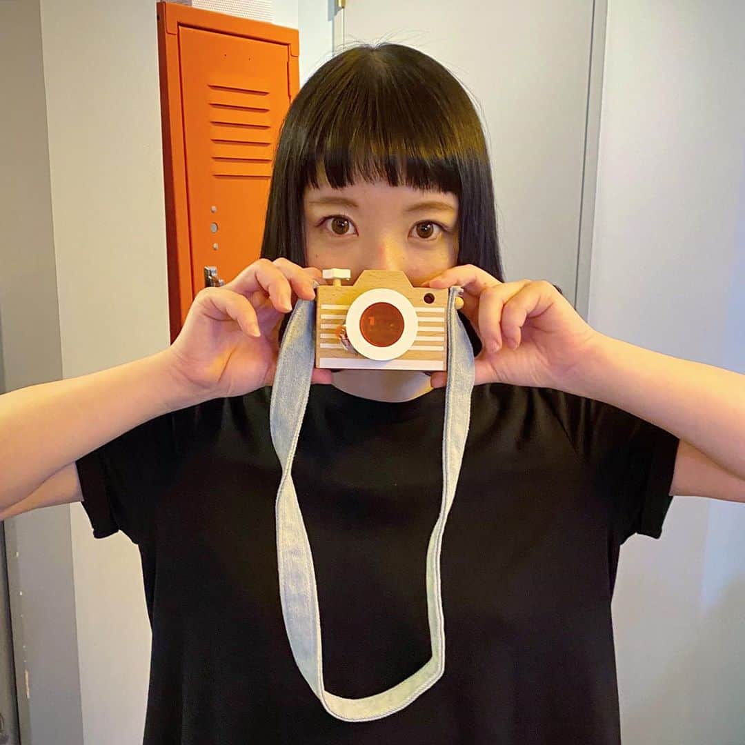 小鳥遊しほのインスタグラム：「おもちゃのキャキャキャ。メラ。  利き目が左だから構えるとなんか変。腕の跡はこないだ作ったやけどのあと。よしよし。  今日はケニック。 11:30〜16:00まってます。  #トイカメラ #本当のトイ  #ケニックカレー #kenickcurry」