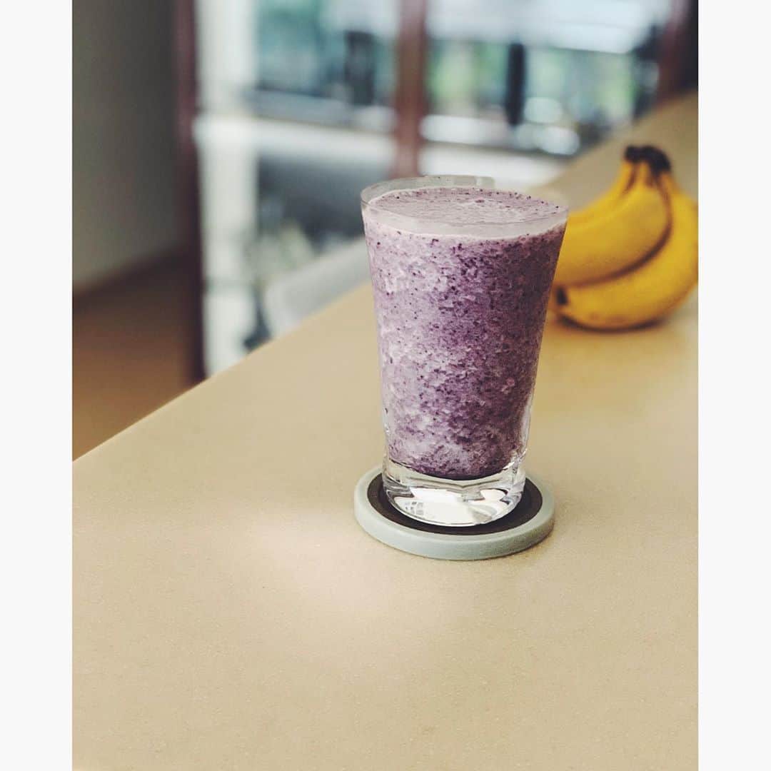 奥菜恵さんのインスタグラム写真 - (奥菜恵Instagram)「おはよう☀️今日から９月😊 心も体も調えて健やかにまいりましょう〜🌈  #goodmorning #breakfast #smoothie #blueberry #banana  #beautyandhealth」9月1日 9時46分 - megumi_okina