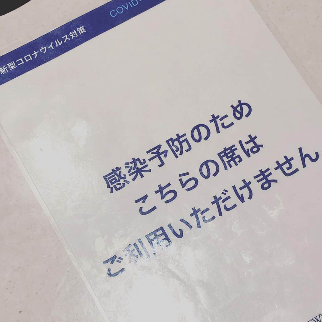 田中美里さんのインスタグラム写真 - (田中美里Instagram)「今日から9月ですね。 もう秋だなんて不思議な感覚がします。  先日、作品が一段落して次の作品まで少し間が空くので、すごく久しぶりにまりやちゃんとごはんへ。  こちらのしゃぶしゃぶ屋さんは1人１つずつのお鍋でいただけて、さらに大きなテーブルで斜め向かいに座ることができたので、ほどよい距離感を保つことができました。  自粛前は毎日のように逢っていたまりやちゃん。  この半年くらいで2回しか逢っていないなんてこれまた不思議な感覚です。  久しぶりに『周りを倖せにしてくれる達人』　と逢って、楽しい時間に心がほぐれました。  まりやちゃんはもちろん 赤ちゃんが生まれた友人 違う場所で頑張っている友人 習い事を一緒に学ぶ人 仕事仲間  今年は大切な人たちに全然逢えていないけど、すぐに逢いに行けない分、それぞれの場所で『存在』しているだけで自分の力になっています。  もちろんみなさんの『存在』も。  まだまだこれから先、見えないものと向き合っていかなければいけない今。  with.... 共に、どう付き合っていくか。  自粛中に学んだ自分にできる当たり前の事は続けて、、  生活していくうちに慣れてしまうことがないように、、、  見えないものを頭の片隅に置きながら、、、 自分の中の程よい距離感を見つけて過ごせていけたらなと思います。  まだまだ手探り状態で 心と身体のバランスを取るのが難しいと思いますが お互いを大切に想いながら過ごしていけたらいいですね。  月の初めは自分の想いを伝えようと決めているのでインスタらしからぬ長文失礼しました。  #9月 #秋 #想い  #山笑う」9月1日 9時47分 - misatotanaka77