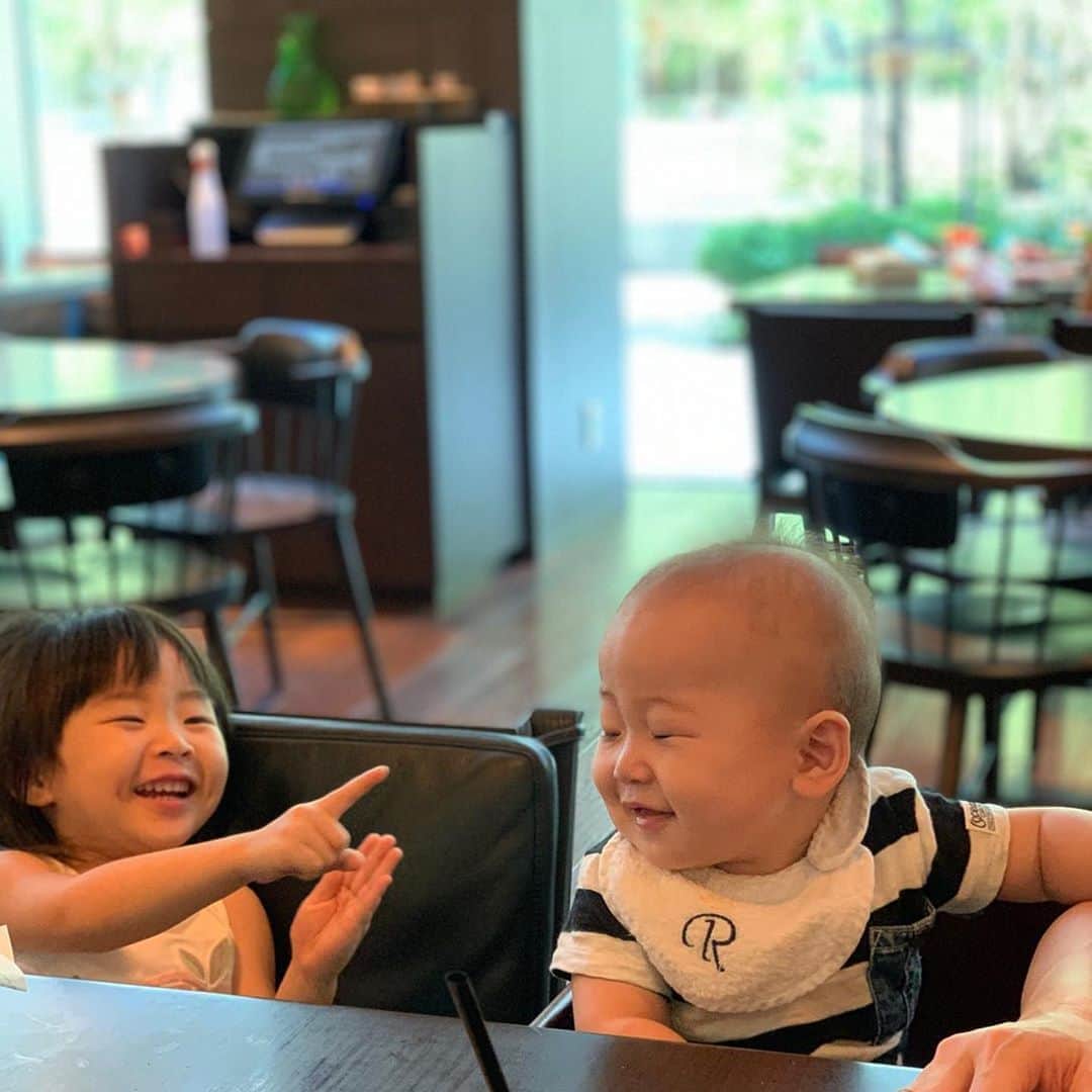 田中雅美さんのインスタグラム写真 - (田中雅美Instagram)「なぜか、娘が大爆笑。 なんの話してたんだろ。🤣  ・ ・ #ランチ #大爆笑してる娘 #姉弟」9月1日 9時53分 - tanakamasami_official