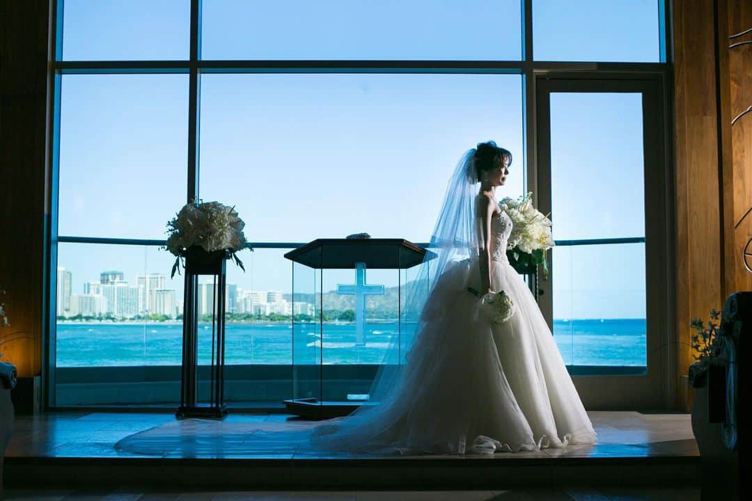 H.I.S. ウェディング（エイチ・アイ・エス）さんのインスタグラム写真 - (H.I.S. ウェディング（エイチ・アイ・エス）Instagram)「≪🌷本日の花嫁🌷≫ . 挙式を終えられた新郎新婦さまの加工なしのリアルな お写真です🥰  式場選びのご参考にされてみてくださいね🕊 . . . 📍Wedding at  #ハワイ #テラスバイザシー カウイチャペル . . やっぱり海外ウェディングの定番”ハワイ” 渡航できるようになる日が早くくることを願って🍀✨  ハワイの最新情報はこちらから💁‍♀️ @lealeahawaii . . 📯2021年までお得な商品を発売中📯  人気のハワイ、沖縄を中心にいち早く来年の ご予約を承っています💒  詳しくは、TOPのプロフィールよりホームページをご覧ください🖥 . . ‥‥‥‥‥‥‥‥‥‥‥‥‥‥‥‥‥‥‥‥‥‥‥‥‥‥‥‥‥‥‥‥ . ▶︎ハッシュタグのあとに「チャペル名his」 で検索してみてね！ HISの先輩花嫁のお写真が見られるよ🕊 . . ▶︎みなさんのご質問にお答えします♡ 『海外挙式ってどんな感じ？』 『予算は？』 『準備期間は？』 『まずどうしたらいいの？』 など、疑問や質問があればコメント欄に入れてね😉❣️ お答えしていくよ♪ . ▶︎HISで挙式をされた花嫁さんは　#his卒花  とハッシュタグを入れてね！ こちらで紹介してもいいよ、という方はDMお待ちしてます♪ . ──────────────────── #hisウェディング #ハワイウェディング  #海外挙式 #海外ウェディング #結婚式準備 #プレプレ花嫁 #幸せバトン #日本中のプレ花嫁さんと繋がりたい #ゼクシィ2020  #タビ嫁 #tabijyo_wedding #2020春婚 #2020冬婚 #プロポーズ #理想の結婚式  #his卒花 #海外挙式準備 #サマーウェディング #撮影ポーズ #ハワイ好きな人とつながりたい #式場探し中 #海外ウェディングフォト #リゾートウェディング #結婚式は旅だ #リゾ婚 #テラスバイザシーhis #カウイチャペルhis #ビーチフォト」9月1日 9時57分 - his_wedding