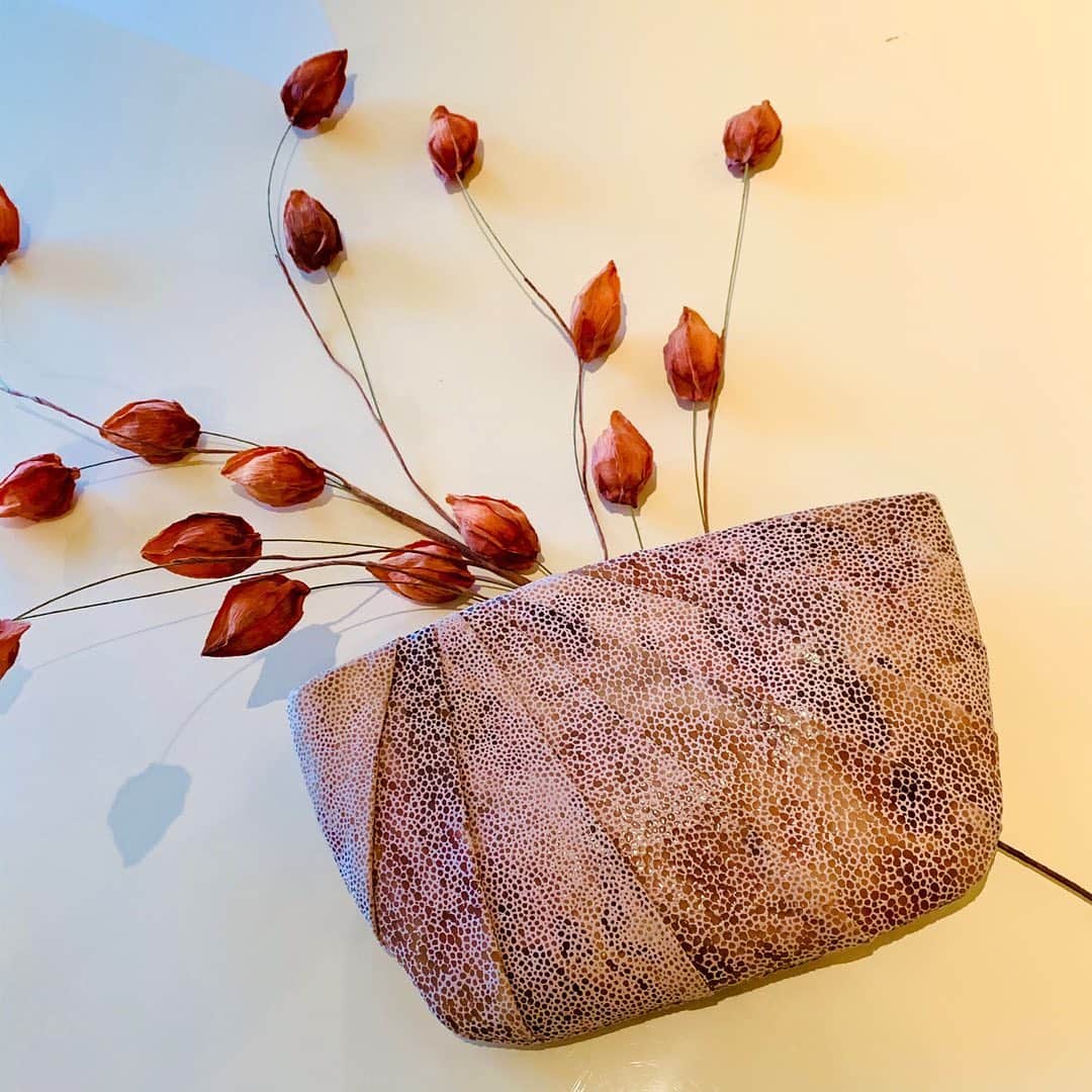 インガクリストファーのインスタグラム：「Follow a different drummer with our Lalaria pleated leather clutch in blush with a unique speckled print. #oversizedclutch #fallstyle #instachic #effortlesschic #styleinspiration」