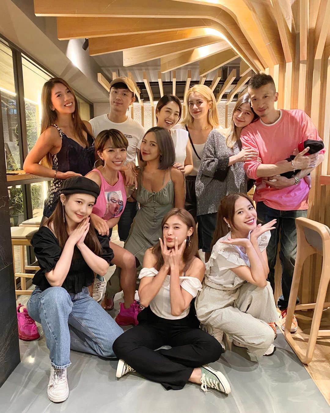 Miaのインスタグラム：「來看新手媽咪跟超Q小柔漢 「呼呼」😍 #呼呼哭聲好溫柔 #姨姨們都要抱一下小嫩嬰啊 #滿月寶寶要平安長大❤️ #久違的放風」