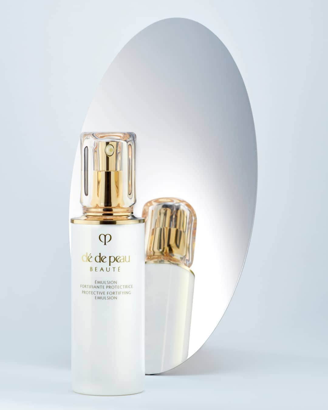Clé de Peau Beauté Officialさんのインスタグラム写真 - (Clé de Peau Beauté OfficialInstagram)「For Day Use: Protecting Fortifying Emulsion / Cream Reflection brings awareness: about the world and especially ourselves, for whom a boost in Skin Intelligence ensures our radiance lasts throughout the day.  #ProtectiveFortifyingEmulsion The day formulation features Time Tune, a unique approach in harmony with the skin’s circadian rhythms, keeping the skin resilient and supple with a natural glow and even tone.」9月1日 10時01分 - cledepeaubeaute