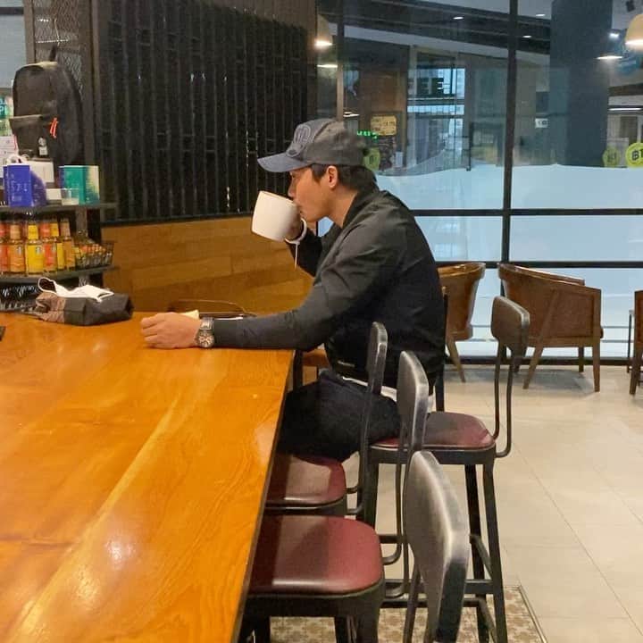 トニー・ジャーのインスタグラム：「Good morning from Thailand 🇹🇭 coffee ☕️」
