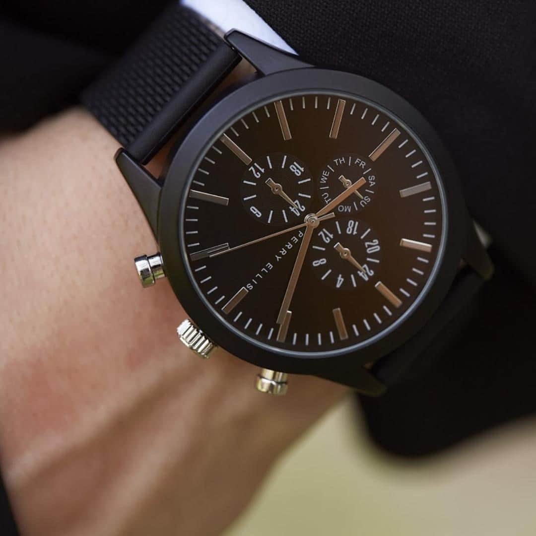 ペリーエリスのインスタグラム：「Starting the week in timeless statements #lifereadysince1976」