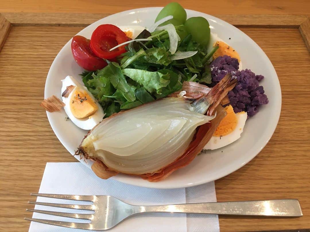 ループウィラーさんのインスタグラム写真 - (ループウィラーInstagram)「. 爽やかな笑顔でこだわりの野菜料理を出してくれる 喫茶店と時々、八百屋の #MORICAFE  さん。  個人的なオススメや、ご説明したいコトが色々とあり過ぎるのですが…まず初訪問の際はコチラの看板メニューでもある #すごいサラダ これを召し上がって下さい。 メニュー名に偽りなし！ このこだわり、本当にすごいです。  そしてランチのパスタセットも外せません(^^)  スマイルと共に頂いたバナナジュースも バナナとミルクだけであんなに甘く濃厚に なるとは知りませんでした。  最後に実はコチラの店主 Yさん、かなりの ループウィラーフリークでして……って 今回に限ってループウィラー着てないんかーい(笑)  この優しい人柄も含めて地元の方々に愛されている お店なのだと僕も勉強になりました。  Yさん、改めましてお忙しい中、お気遣いまで頂き 誠にありがとうございました m(_ _)m またお邪魔します。  This is valuable cafe that serves delicious vegetables !!!  #lwglutton #lwグルトン #ループウィラーグルトン #LWOSAKA #ループウィラー大阪 #cafe #カフェ #coffee #コーヒー #野菜も美味しい喫茶店」9月1日 10時17分 - loopwheeler_nakamura