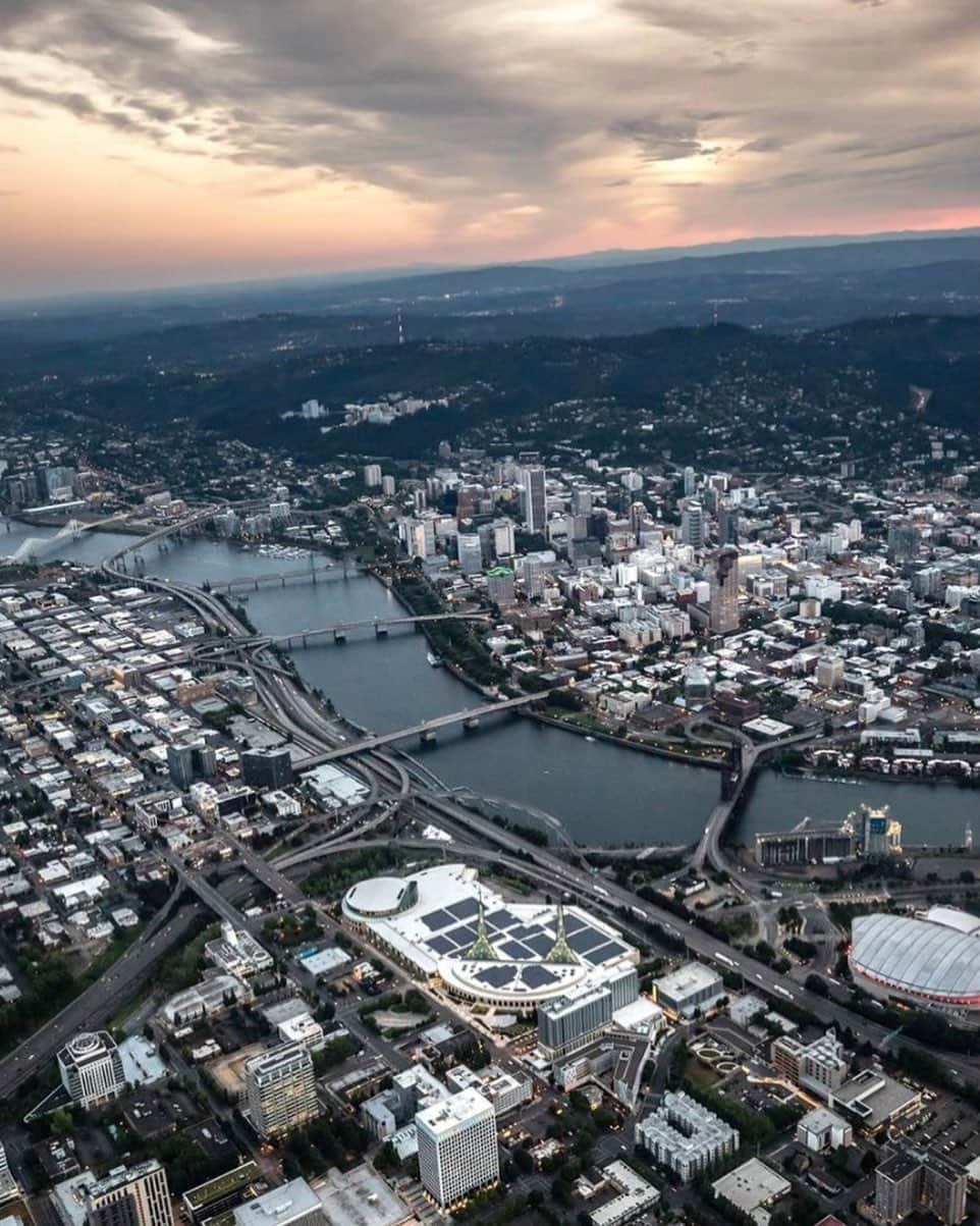 Portlandさんのインスタグラム写真 - (PortlandInstagram)「They don’t call us Bridgetown for nothing! How many bridges can you count in this picture? 🤔 *BONUS : can you name them all?* - 📷: @visualsbyzack  #Portland #PortlandNW #PDX #Bridgetown」9月1日 10時11分 - portland