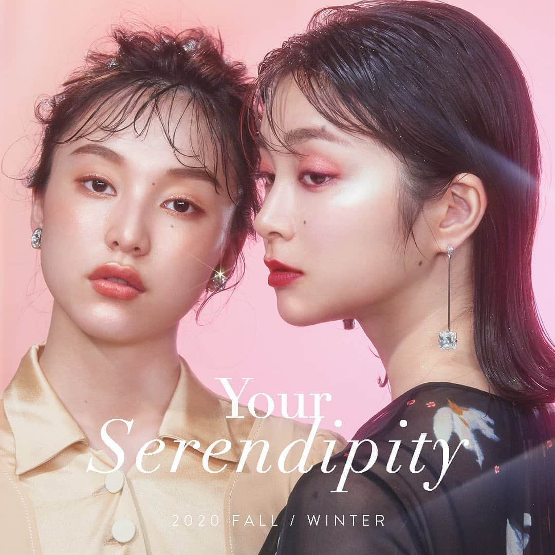 ISETAN MiRRORさんのインスタグラム写真 - (ISETAN MiRRORInstagram)「.﻿ 2020 FALL/WINTER TREND MAKE UP﻿ 【Your Serendipity】﻿ ﻿ ﻿ 2020.9.1.tue〜﻿ ﻿ 「今だからこそ、自分に似合うメイクを発見する楽しさや、﻿ 思いがけない素敵な出会いにわくわくする気持ちを イセタンミラーを通して﻿メイクを通して感じてもらいたい。 今この時も日常を楽しんでもらいたい。」﻿ そんなイセタン ミラーからの思いを込めてご提案するメイクルック【Your Serendipity】。﻿  ﻿ ささやかだけれど、確かにそこにある煌めき。﻿ 柔らかだけれど、揺るがず前を見て進んでいく強さ。﻿ そんなイメージを表現した﻿、 ウォームカラー×グリッターのメイクをお届けします。﻿ ﻿ ﻿ イセタンミラー各店舗のスタイリストがお客さまお一人おひとりに合わせたアイテムでメイクルックをご紹介いたします。ぜひ店頭でお声がけください！﻿ ﻿ ﻿ また、今回のメイクルックテーマに合わせてスタイリストそれぞれが考えるSerendipityを感じ、トキメキを感じる「トキメコスメ」も9月4日(金)20:30～のインスタライブやストーリーでもご紹介予定。﻿ ﻿ お楽しみに！﻿ ﻿ ﻿ ﻿ イセタン ミラー  @isetanmirror﻿ ﻿ model  @aina_yama    @nozomihanayagi_  ﻿ make up @hirayama_tatsumi  hair  @kimuraippei  ﻿ ﻿ #isetanmirror #イセタンミラー﻿ #2020fallwinter #2020秋冬 #trendmakeup #秋冬メイク﻿ #yourserendipity #serendipity #ユアセレンディピティ #トキメコスメ﻿ #TOKIMECOSME #ウォームカラー #グリッター #グリッターアイシャドウ﻿ #cosme #コスメ #コスメティクス #化粧品﻿ #make #makeup #メイク #メイクアップ﻿ #コスメ好きさんと繋がりたい　#メイク好きさんと繋がりたい」9月1日 10時13分 - isetanmirror