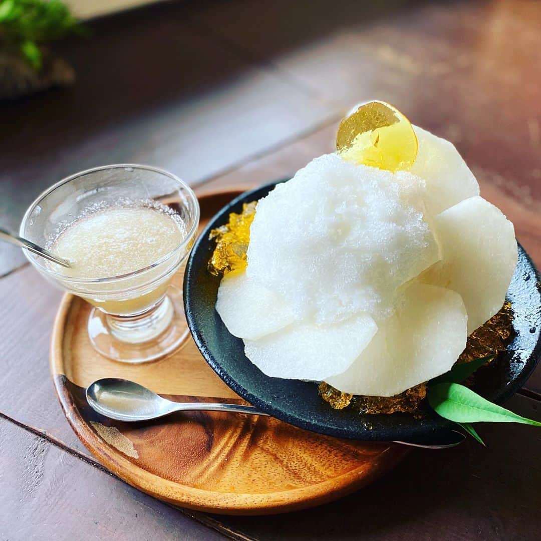 cafezakkagallery-flagのインスタグラム：「▪︎9月最後のかき氷▪︎ 梨を擦り下ろして美味しいシロップを 作りました。  「月見梨のかき氷」 お月さんの美しさは、甘くて懐かしいお味です。 梨のさっぱりとした残暑にぴったりな風味です。 ぜひお楽しみ下さいませ。  #cafeFLAG #cafeFLAGのかき氷 #梨 #お月さん #桂離宮の抽選には外れてばかり #いつか行きたい桂離宮」