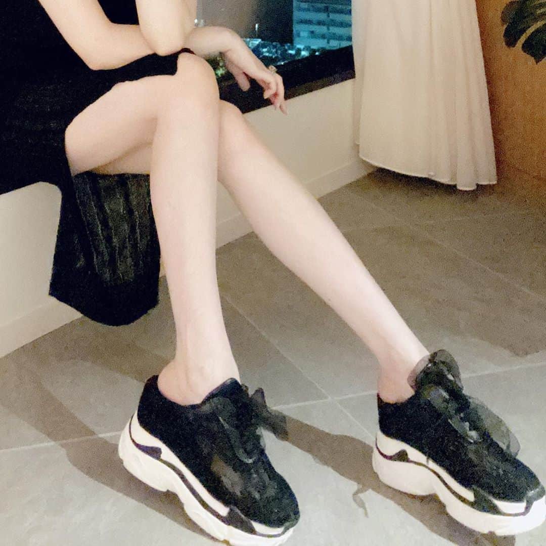 森下悠里さんのインスタグラム写真 - (森下悠里Instagram)「@lune_official.s  レースの可愛いスニーカー👟💛 - 脚長効果凄いの✨✨ - 普段から👠脚になってて ぺたんこ履くと脚がつっちゃうから スニーカーも少し高さがあるのが好きなの😉 - #lune #👟 #sneakers」9月1日 21時12分 - yuurimorishita