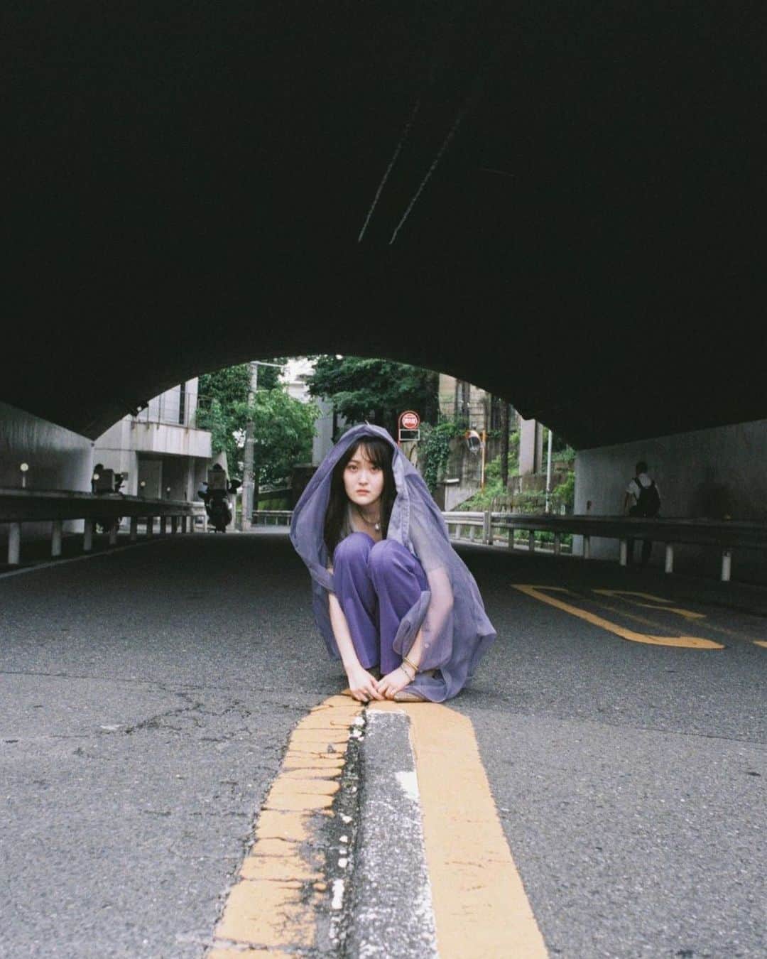 芹奈（長谷川芹奈）のインスタグラム：「. 明日9／2リリースの「 #足跡 」  写真は北岡稔章さん　@toshiakikitaoka 🌸🌸.  素敵な写真達が詰まったブックレットも よろしくお願いします.❕」