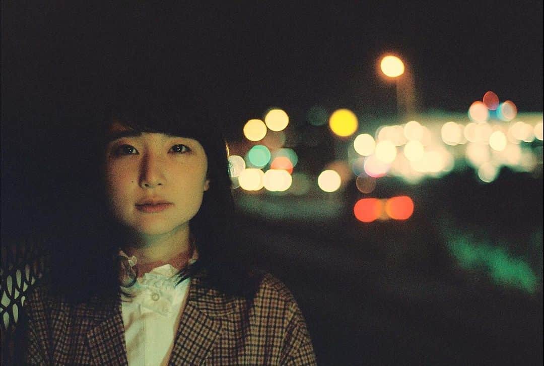 のインスタグラム：「そして新しい写真も撮っていただきました。 撮影は石田清志郎(@zinbokiyoshi )さん。 数々のミュージックビデオなどを手がける映像監督であり、 大好きな友だちでもあります。 いつも胸にまっすぐに、ぐっとくる 素敵な作品を作るひとです。 きよしさん、本当にありがとう！  中野ミホ 配信ライブ 「舟出のまばたき」 9月8日(火) 21:00〜 ロマンチック☆安田くんとともにお送りします！ぜひご覧ください。  📸@zinbokiyoshi」