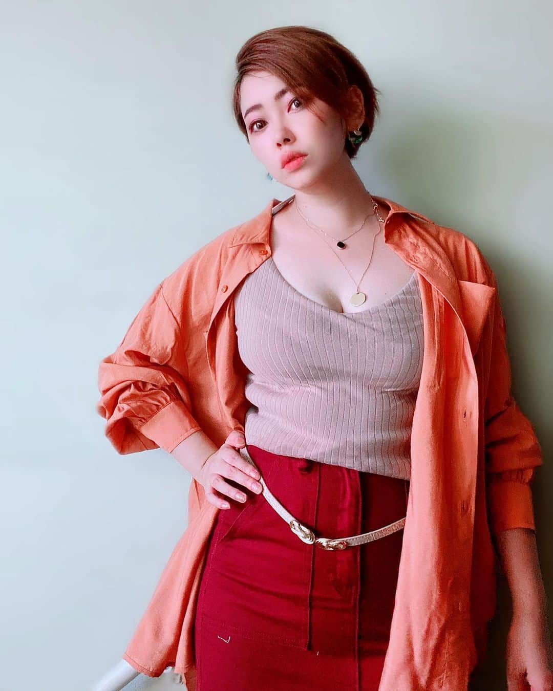 のインスタグラム：「秋なの？夏なの？ 頭の中まだ夏なんだけど、９月だね🤣🙌何きたらいいのかこの時期が一番謎。  とりあえずかった服を着てみたかった。 テロテロシャツ可愛い✨ 服はお母さんになってから汚れて良くて安くてが基準になった。ブランドとかきたいけど、1500円とかで可愛いアイテムかえてありがたい。  明日はまた夏コーデに戻るな。暑いもん😵💦🥵☀️  @UNIQLO @retrogirl_official   #UNIQLO #ママコーデ #fashion #アースカラー #重ね着 #ブラウンコーデ #ぽっちゃり女子 #ファッション #秋服#ショートヘア #タイトスカート#ladiesfashion #スカートコーデ#uniqlo #体型カバー#ユニクロ #プチプラ #casual #大人カジュアル #お洒落#retrogirl #158cm#コーデ #ootd #ファッション#コーデ記録 #スナップ #ぽっちゃりコーデ #l4l #ママファッション」