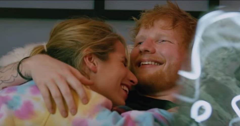E! Onlineさんのインスタグラム写真 - (E! OnlineInstagram)「Ed Sheeran and Cherry Seaborn welcomed a baby girl, Lyra Antarctica Seaborn Sheeran, and nothing makes us happier. ❤️ Head to the link in our bio for all the details. (📷: YouTube)」9月1日 21時09分 - enews