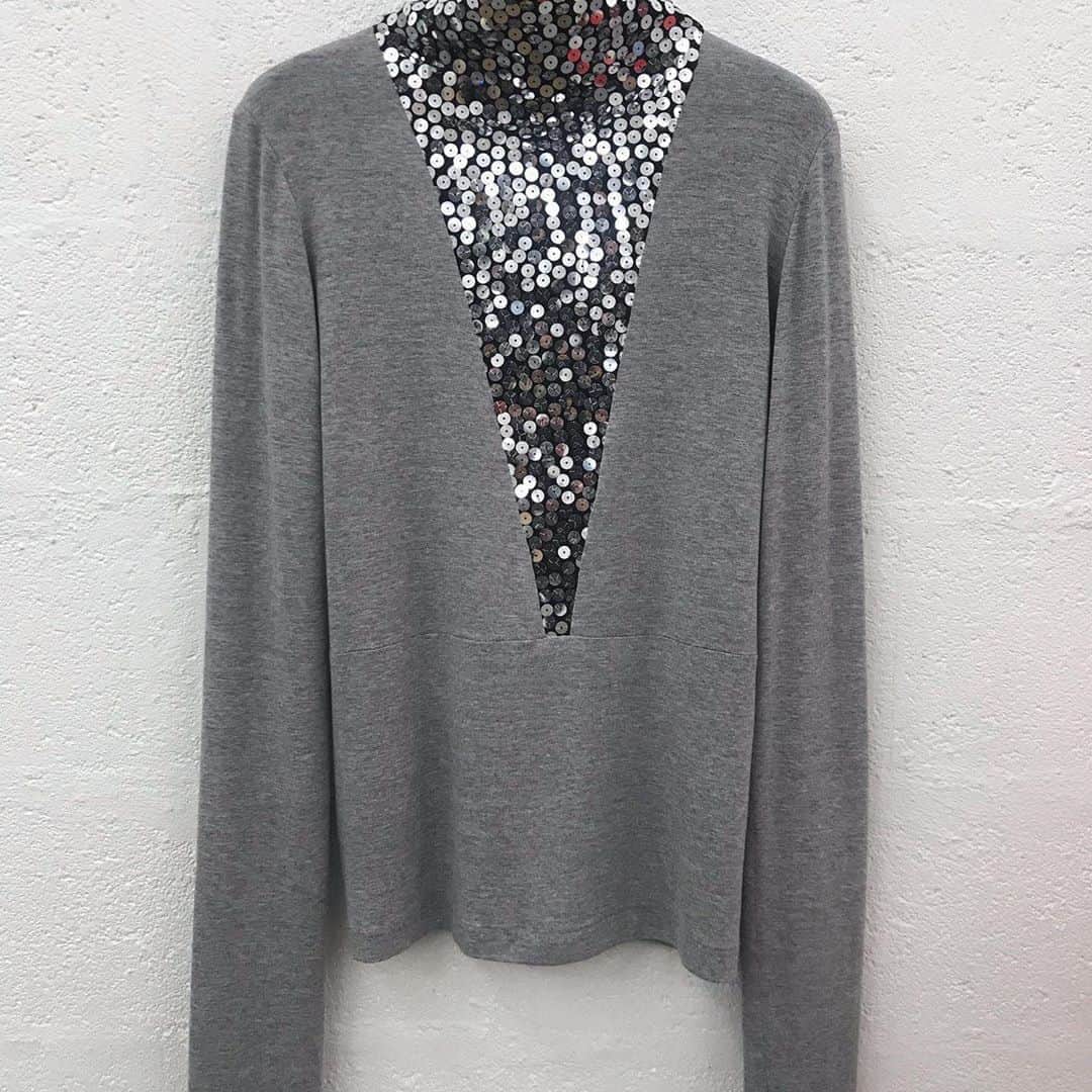 のインスタグラム：「This is the deep V-neck in sequins and jersey worn under the Cloud Jacket of the previous post .. it was conceived to work under tailored jackets .. first I wanted to make a sequined top but it wasn’t very comfortable to wear , so this has the exact shape of the front opening of a blazer , with the rest in soft jersey .. it turned out to work great under other things to : a shirt or dress or even woolen coat ! #lutzhuelle #fw20 ✨✨✨#sequins #alittleglitterneverhurtnobody #ootd」