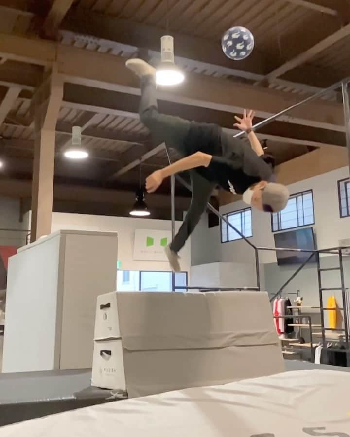 のインスタグラム：「Happy World Freestyle Foorball Day! We had fun session at @missiontokyo ! It was easier than normal but scary🙃 Should I try this on the street? 🎥 @kazuyabrian  ＊特別な許可を得てボールを使用しました」